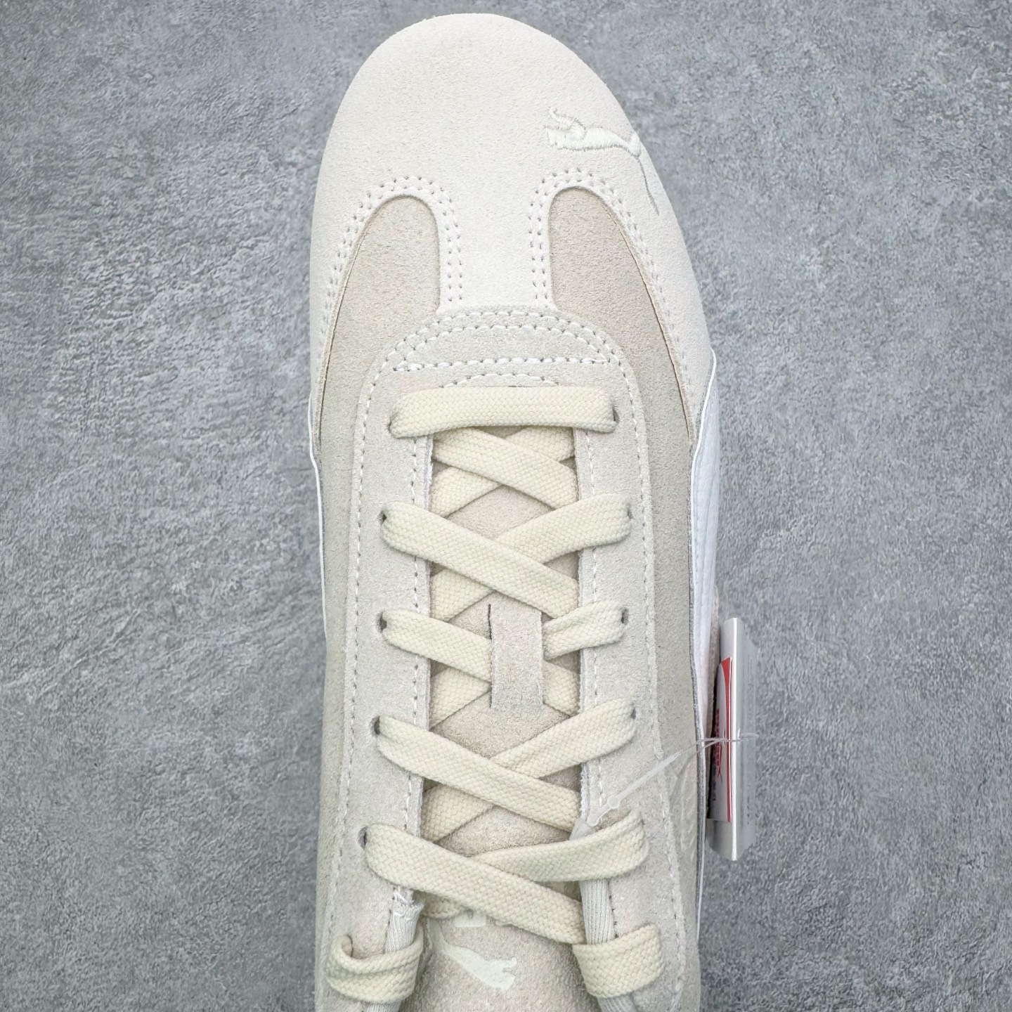 图片[4]-＃KZ纯原 PUMA Speedca OG 彪马极速赛车系列低帮德训风拼接复古百搭休闲运动赛车鞋 口碑大厂出品 品控大底版型不断改良更新 全套原纸板楦头开发 确保原汁原味 完美呈现版型 一比一鞋头弧度高度鞋身弧度 独家私模原厂航空铝磨具打磨大底 鞋头坡度极致还原 无解鞋型 原盒原配 圈内天花板工艺 原厂玻璃冲刀 超高清洁度 全鞋零毛边皮料切割 原厂中底布 鞋款从80、90年代赛车手所穿的防火赛车鞋为原型，鞋身线条模仿了赛车的流线廓形，体现了空气动力学原理的结构。简约流畅的外观，恰好又和贯穿其中的Formstrip Logo融合恰到好处，视觉上细节丰富且协调。本次Speedcat OG鞋款归来，最大看点自然式保留了窄版鞋型以及薄底构造。这两年各品牌鞋底越做越厚，Speedcat反其道而行之，上脚几乎无鞋底的效果带来耳目一新的视觉体验。鞋面依旧是以质感细腻的麂皮材质打造，并且大面积近乎全包裹的使用，复古味道也愈发浓烈。配色上更是将最原始的黑色和红色带回，向F1赛车队的标志性队服致敬。相信让各位一眼种草的更多是出挑的大红色，上脚即可瞬间点亮整体造型，在以球鞋为核心的OOTD中脱颖而出。而另一款黑色则是低调的万金油，彰显新潮个性的同时又不喧宾夺主，也是热爱简约系穿搭朋友的首选。 尺码：35.5 36 37 37.5 38 38.5 39 40 40.5 41 42 42.5 43 44 44.5 45 46-选品中心