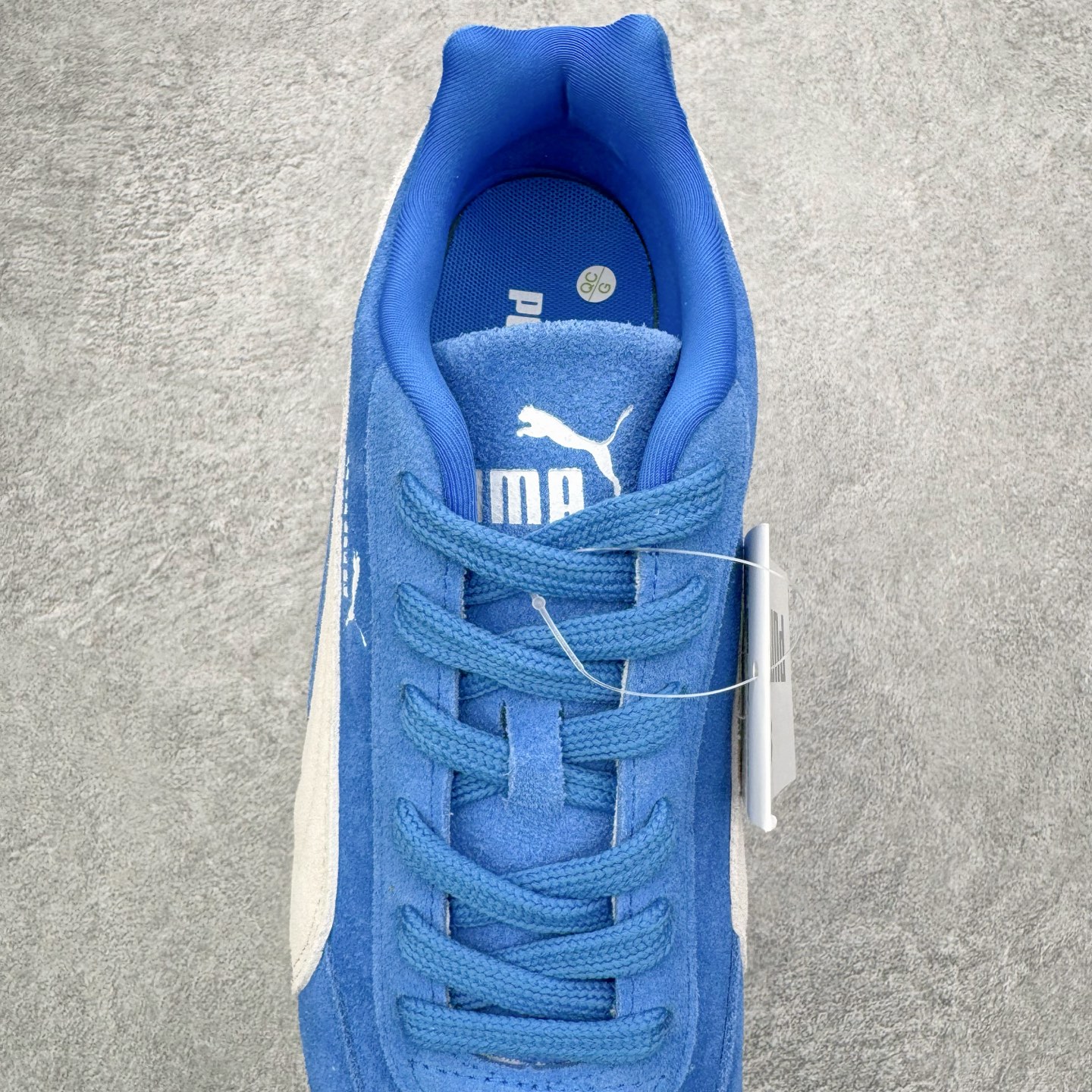 图片[5]-＃KZ纯原 PUMA Speedca OG 彪马极速赛车系列低帮德训风拼接复古百搭休闲运动赛车鞋 口碑大厂出品 品控大底版型不断改良更新 全套原纸板楦头开发 确保原汁原味 完美呈现版型 一比一鞋头弧度高度鞋身弧度 独家私模原厂航空铝磨具打磨大底 鞋头坡度极致还原 无解鞋型 原盒原配 圈内天花板工艺 原厂玻璃冲刀 超高清洁度 全鞋零毛边皮料切割 原厂中底布 鞋款从80、90年代赛车手所穿的防火赛车鞋为原型，鞋身线条模仿了赛车的流线廓形，体现了空气动力学原理的结构。简约流畅的外观，恰好又和贯穿其中的Formstrip Logo融合恰到好处，视觉上细节丰富且协调。本次Speedcat OG鞋款归来，最大看点自然式保留了窄版鞋型以及薄底构造。这两年各品牌鞋底越做越厚，Speedcat反其道而行之，上脚几乎无鞋底的效果带来耳目一新的视觉体验。鞋面依旧是以质感细腻的麂皮材质打造，并且大面积近乎全包裹的使用，复古味道也愈发浓烈。配色上更是将最原始的黑色和红色带回，向F1赛车队的标志性队服致敬。相信让各位一眼种草的更多是出挑的大红色，上脚即可瞬间点亮整体造型，在以球鞋为核心的OOTD中脱颖而出。而另一款黑色则是低调的万金油，彰显新潮个性的同时又不喧宾夺主，也是热爱简约系穿搭朋友的首选。 尺码：35.5 36 37 37.5 38 38.5 39 40 40.5 41 42 42.5 43 44 44.5 45 46-选品中心