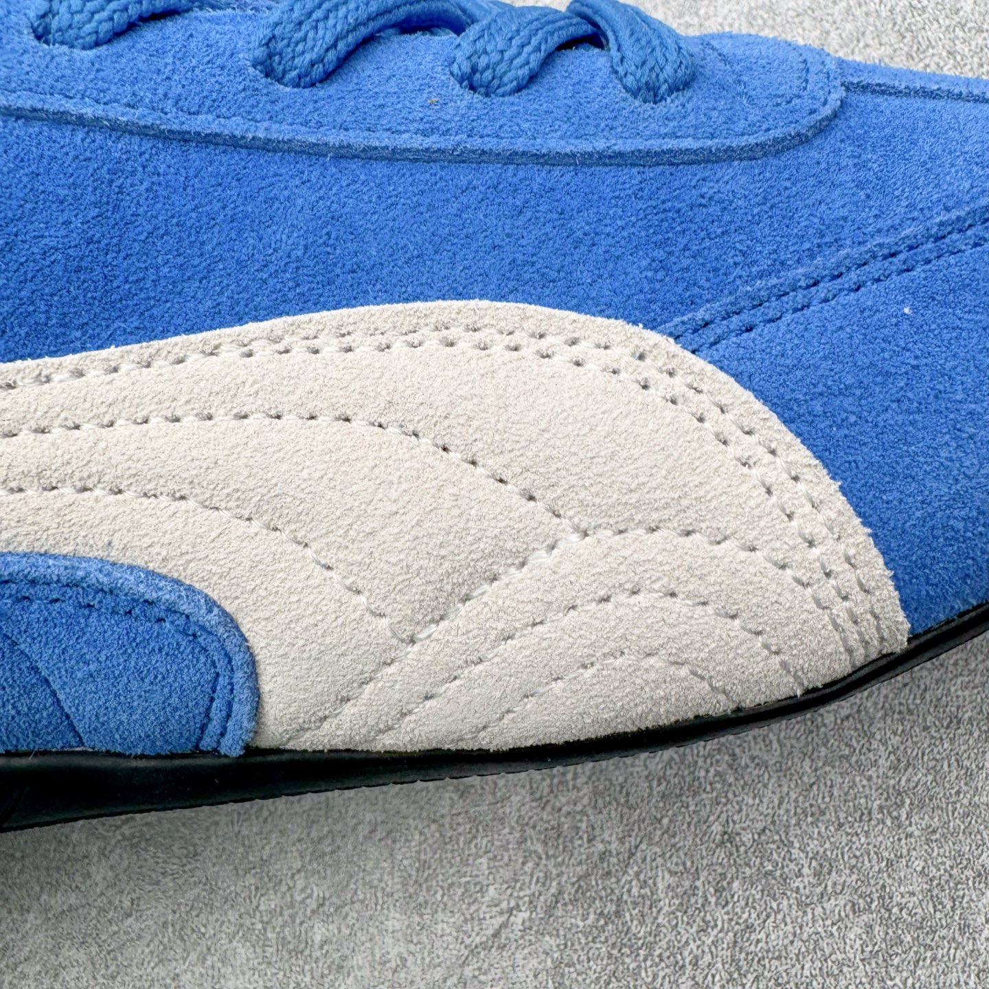 图片[14]-＃KZ纯原 PUMA Speedca OG 彪马极速赛车系列低帮德训风拼接复古百搭休闲运动赛车鞋 口碑大厂出品 品控大底版型不断改良更新 全套原纸板楦头开发 确保原汁原味 完美呈现版型 一比一鞋头弧度高度鞋身弧度 独家私模原厂航空铝磨具打磨大底 鞋头坡度极致还原 无解鞋型 原盒原配 圈内天花板工艺 原厂玻璃冲刀 超高清洁度 全鞋零毛边皮料切割 原厂中底布 鞋款从80、90年代赛车手所穿的防火赛车鞋为原型，鞋身线条模仿了赛车的流线廓形，体现了空气动力学原理的结构。简约流畅的外观，恰好又和贯穿其中的Formstrip Logo融合恰到好处，视觉上细节丰富且协调。本次Speedcat OG鞋款归来，最大看点自然式保留了窄版鞋型以及薄底构造。这两年各品牌鞋底越做越厚，Speedcat反其道而行之，上脚几乎无鞋底的效果带来耳目一新的视觉体验。鞋面依旧是以质感细腻的麂皮材质打造，并且大面积近乎全包裹的使用，复古味道也愈发浓烈。配色上更是将最原始的黑色和红色带回，向F1赛车队的标志性队服致敬。相信让各位一眼种草的更多是出挑的大红色，上脚即可瞬间点亮整体造型，在以球鞋为核心的OOTD中脱颖而出。而另一款黑色则是低调的万金油，彰显新潮个性的同时又不喧宾夺主，也是热爱简约系穿搭朋友的首选。 尺码：35.5 36 37 37.5 38 38.5 39 40 40.5 41 42 42.5 43 44 44.5 45 46-选品中心