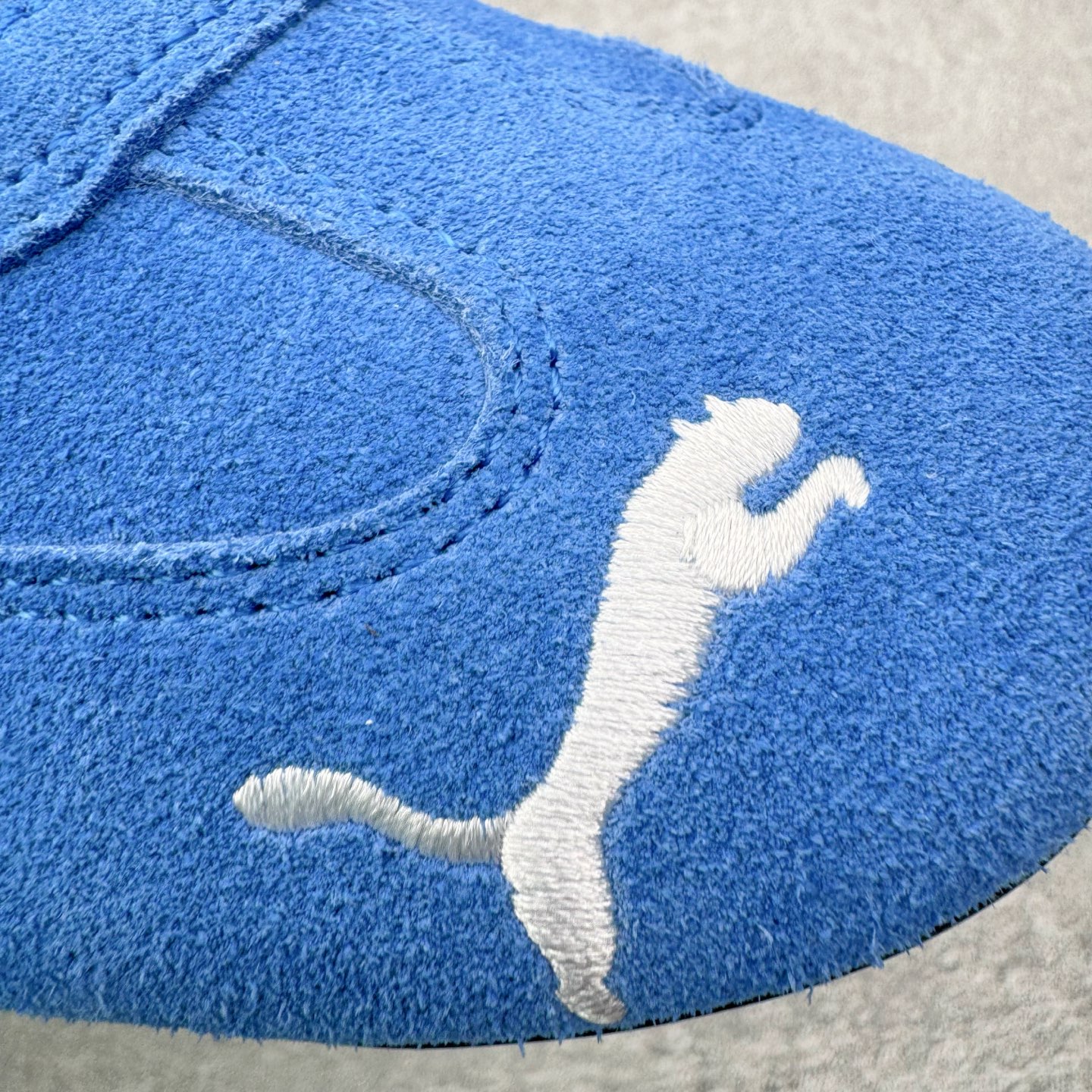 图片[12]-＃KZ纯原 PUMA Speedca OG 彪马极速赛车系列低帮德训风拼接复古百搭休闲运动赛车鞋 口碑大厂出品 品控大底版型不断改良更新 全套原纸板楦头开发 确保原汁原味 完美呈现版型 一比一鞋头弧度高度鞋身弧度 独家私模原厂航空铝磨具打磨大底 鞋头坡度极致还原 无解鞋型 原盒原配 圈内天花板工艺 原厂玻璃冲刀 超高清洁度 全鞋零毛边皮料切割 原厂中底布 鞋款从80、90年代赛车手所穿的防火赛车鞋为原型，鞋身线条模仿了赛车的流线廓形，体现了空气动力学原理的结构。简约流畅的外观，恰好又和贯穿其中的Formstrip Logo融合恰到好处，视觉上细节丰富且协调。本次Speedcat OG鞋款归来，最大看点自然式保留了窄版鞋型以及薄底构造。这两年各品牌鞋底越做越厚，Speedcat反其道而行之，上脚几乎无鞋底的效果带来耳目一新的视觉体验。鞋面依旧是以质感细腻的麂皮材质打造，并且大面积近乎全包裹的使用，复古味道也愈发浓烈。配色上更是将最原始的黑色和红色带回，向F1赛车队的标志性队服致敬。相信让各位一眼种草的更多是出挑的大红色，上脚即可瞬间点亮整体造型，在以球鞋为核心的OOTD中脱颖而出。而另一款黑色则是低调的万金油，彰显新潮个性的同时又不喧宾夺主，也是热爱简约系穿搭朋友的首选。 尺码：35.5 36 37 37.5 38 38.5 39 40 40.5 41 42 42.5 43 44 44.5 45 46-选品中心