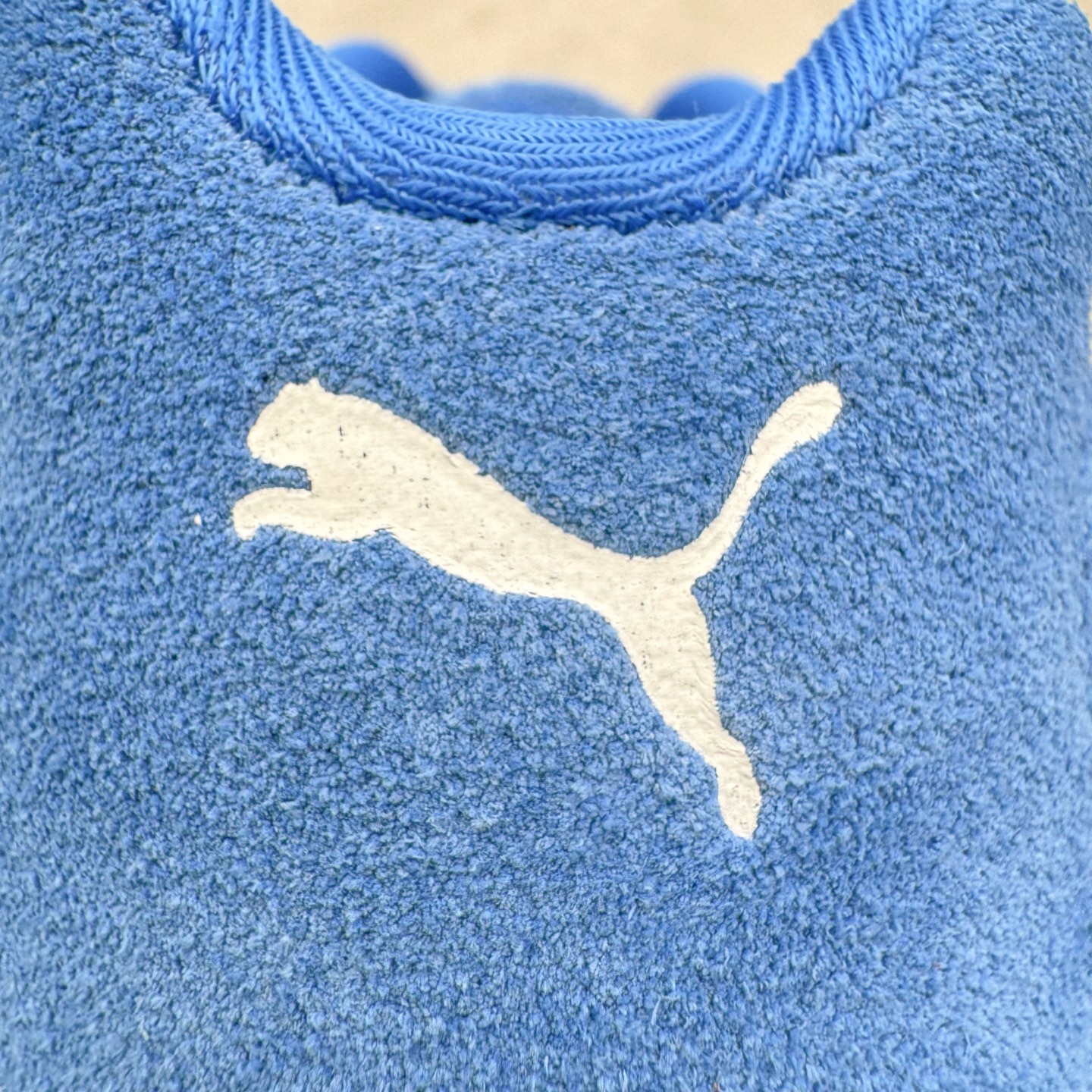 图片[10]-＃KZ纯原 PUMA Speedca OG 彪马极速赛车系列低帮德训风拼接复古百搭休闲运动赛车鞋 口碑大厂出品 品控大底版型不断改良更新 全套原纸板楦头开发 确保原汁原味 完美呈现版型 一比一鞋头弧度高度鞋身弧度 独家私模原厂航空铝磨具打磨大底 鞋头坡度极致还原 无解鞋型 原盒原配 圈内天花板工艺 原厂玻璃冲刀 超高清洁度 全鞋零毛边皮料切割 原厂中底布 鞋款从80、90年代赛车手所穿的防火赛车鞋为原型，鞋身线条模仿了赛车的流线廓形，体现了空气动力学原理的结构。简约流畅的外观，恰好又和贯穿其中的Formstrip Logo融合恰到好处，视觉上细节丰富且协调。本次Speedcat OG鞋款归来，最大看点自然式保留了窄版鞋型以及薄底构造。这两年各品牌鞋底越做越厚，Speedcat反其道而行之，上脚几乎无鞋底的效果带来耳目一新的视觉体验。鞋面依旧是以质感细腻的麂皮材质打造，并且大面积近乎全包裹的使用，复古味道也愈发浓烈。配色上更是将最原始的黑色和红色带回，向F1赛车队的标志性队服致敬。相信让各位一眼种草的更多是出挑的大红色，上脚即可瞬间点亮整体造型，在以球鞋为核心的OOTD中脱颖而出。而另一款黑色则是低调的万金油，彰显新潮个性的同时又不喧宾夺主，也是热爱简约系穿搭朋友的首选。 尺码：35.5 36 37 37.5 38 38.5 39 40 40.5 41 42 42.5 43 44 44.5 45 46-选品中心