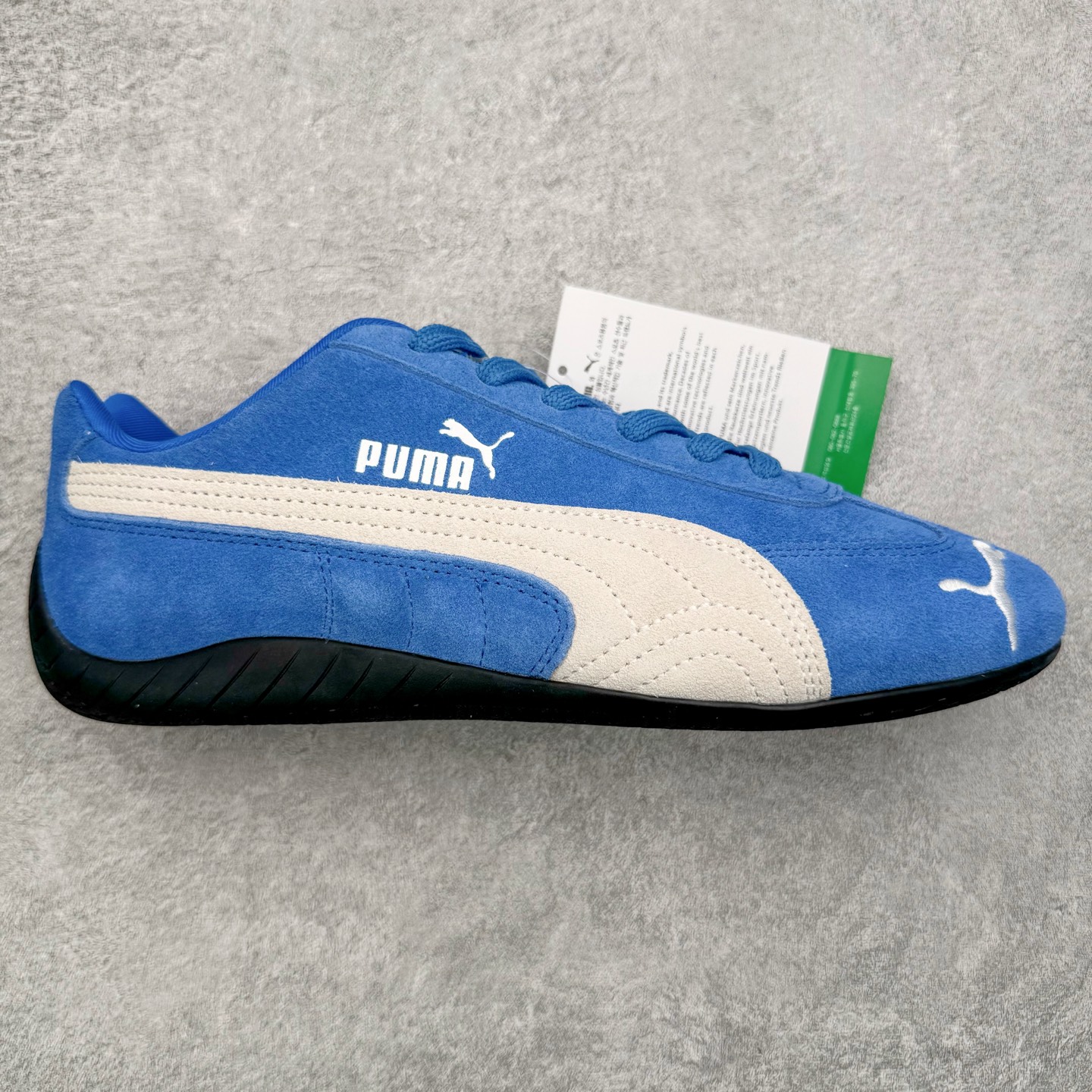 ＃KZ纯原 PUMA Speedca OG 彪马极速赛车系列低帮德训风拼接复古百搭休闲运动赛车鞋 口碑大厂出品 品控大底版型不断改良更新 全套原纸板楦头开发 确保原汁原味 完美呈现版型 一比一鞋头弧度高度鞋身弧度 独家私模原厂航空铝磨具打磨大底 鞋头坡度极致还原 无解鞋型 原盒原配 圈内天花板工艺 原厂玻璃冲刀 超高清洁度 全鞋零毛边皮料切割 原厂中底布 鞋款从80、90年代赛车手所穿的防火赛车鞋为原型，鞋身线条模仿了赛车的流线廓形，体现了空气动力学原理的结构。简约流畅的外观，恰好又和贯穿其中的Formstrip Logo融合恰到好处，视觉上细节丰富且协调。本次Speedcat OG鞋款归来，最大看点自然式保留了窄版鞋型以及薄底构造。这两年各品牌鞋底越做越厚，Speedcat反其道而行之，上脚几乎无鞋底的效果带来耳目一新的视觉体验。鞋面依旧是以质感细腻的麂皮材质打造，并且大面积近乎全包裹的使用，复古味道也愈发浓烈。配色上更是将最原始的黑色和红色带回，向F1赛车队的标志性队服致敬。相信让各位一眼种草的更多是出挑的大红色，上脚即可瞬间点亮整体造型，在以球鞋为核心的OOTD中脱颖而出。而另一款黑色则是低调的万金油，彰显新潮个性的同时又不喧宾夺主，也是热爱简约系穿搭朋友的首选。 尺码：35.5 36 37 37.5 38 38.5 39 40 40.5 41 42 42.5 43 44 44.5 45 46-选品中心