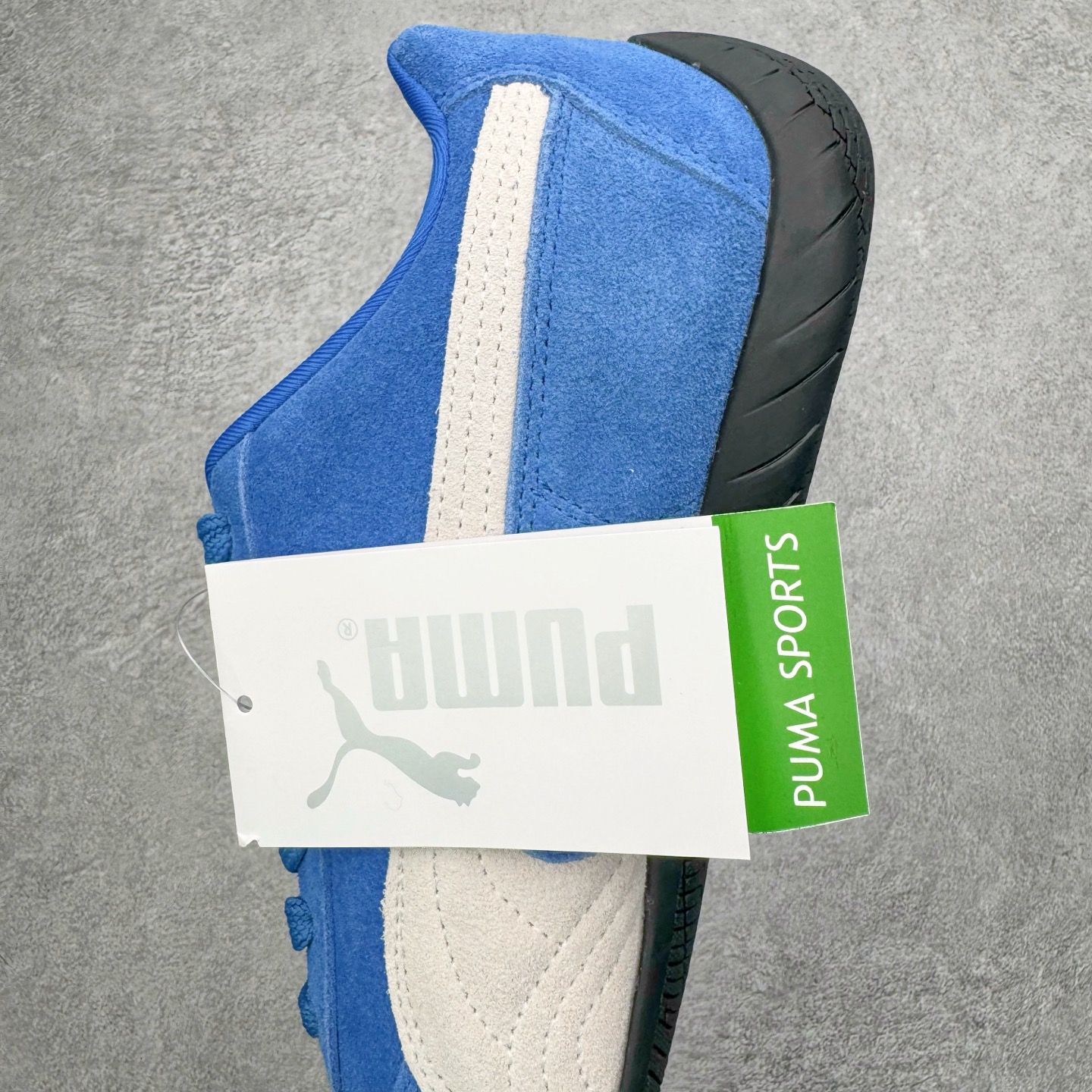 图片[7]-＃KZ纯原 PUMA Speedca OG 彪马极速赛车系列低帮德训风拼接复古百搭休闲运动赛车鞋 口碑大厂出品 品控大底版型不断改良更新 全套原纸板楦头开发 确保原汁原味 完美呈现版型 一比一鞋头弧度高度鞋身弧度 独家私模原厂航空铝磨具打磨大底 鞋头坡度极致还原 无解鞋型 原盒原配 圈内天花板工艺 原厂玻璃冲刀 超高清洁度 全鞋零毛边皮料切割 原厂中底布 鞋款从80、90年代赛车手所穿的防火赛车鞋为原型，鞋身线条模仿了赛车的流线廓形，体现了空气动力学原理的结构。简约流畅的外观，恰好又和贯穿其中的Formstrip Logo融合恰到好处，视觉上细节丰富且协调。本次Speedcat OG鞋款归来，最大看点自然式保留了窄版鞋型以及薄底构造。这两年各品牌鞋底越做越厚，Speedcat反其道而行之，上脚几乎无鞋底的效果带来耳目一新的视觉体验。鞋面依旧是以质感细腻的麂皮材质打造，并且大面积近乎全包裹的使用，复古味道也愈发浓烈。配色上更是将最原始的黑色和红色带回，向F1赛车队的标志性队服致敬。相信让各位一眼种草的更多是出挑的大红色，上脚即可瞬间点亮整体造型，在以球鞋为核心的OOTD中脱颖而出。而另一款黑色则是低调的万金油，彰显新潮个性的同时又不喧宾夺主，也是热爱简约系穿搭朋友的首选。 尺码：35.5 36 37 37.5 38 38.5 39 40 40.5 41 42 42.5 43 44 44.5 45 46-选品中心