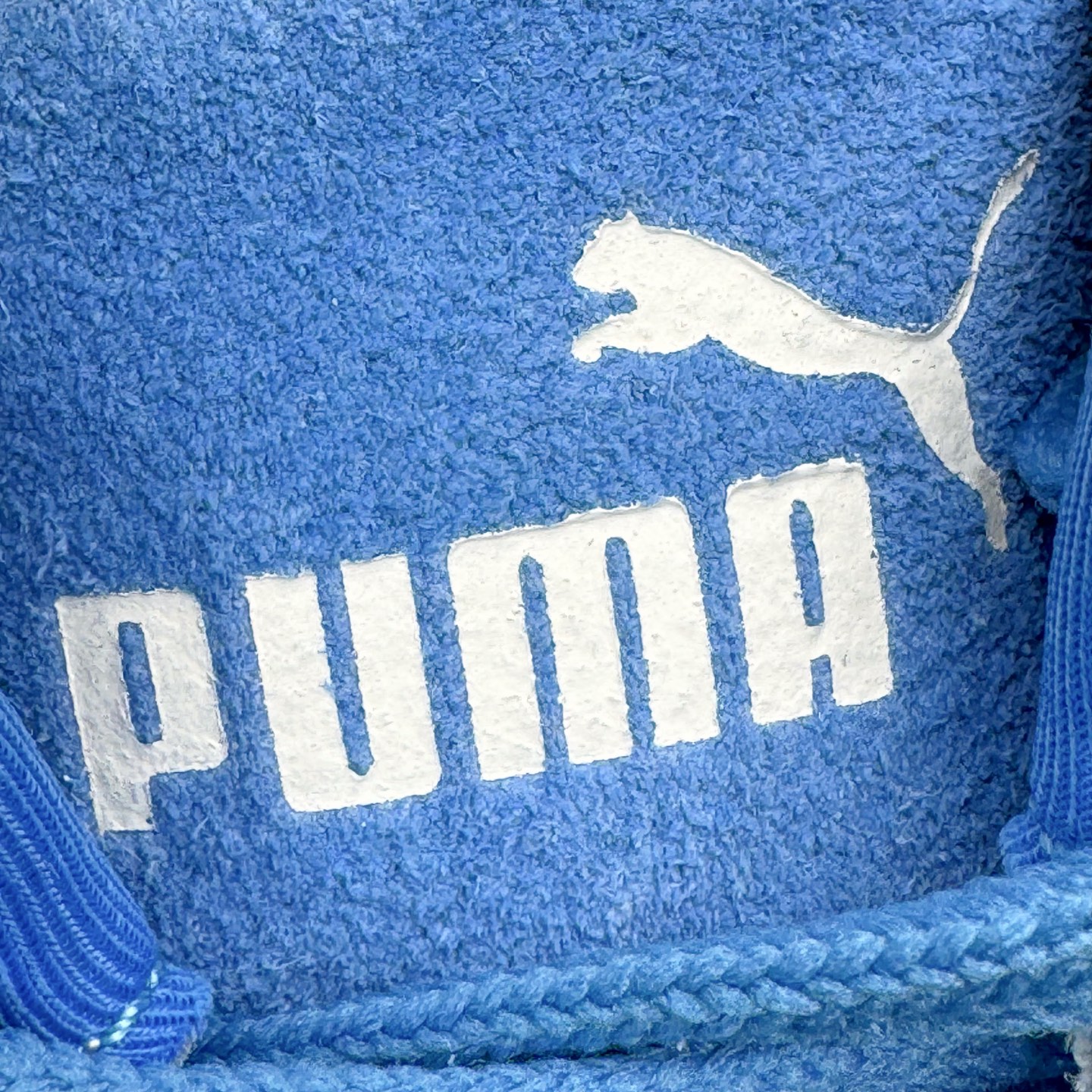 图片[16]-＃KZ纯原 PUMA Speedca OG 彪马极速赛车系列低帮德训风拼接复古百搭休闲运动赛车鞋 口碑大厂出品 品控大底版型不断改良更新 全套原纸板楦头开发 确保原汁原味 完美呈现版型 一比一鞋头弧度高度鞋身弧度 独家私模原厂航空铝磨具打磨大底 鞋头坡度极致还原 无解鞋型 原盒原配 圈内天花板工艺 原厂玻璃冲刀 超高清洁度 全鞋零毛边皮料切割 原厂中底布 鞋款从80、90年代赛车手所穿的防火赛车鞋为原型，鞋身线条模仿了赛车的流线廓形，体现了空气动力学原理的结构。简约流畅的外观，恰好又和贯穿其中的Formstrip Logo融合恰到好处，视觉上细节丰富且协调。本次Speedcat OG鞋款归来，最大看点自然式保留了窄版鞋型以及薄底构造。这两年各品牌鞋底越做越厚，Speedcat反其道而行之，上脚几乎无鞋底的效果带来耳目一新的视觉体验。鞋面依旧是以质感细腻的麂皮材质打造，并且大面积近乎全包裹的使用，复古味道也愈发浓烈。配色上更是将最原始的黑色和红色带回，向F1赛车队的标志性队服致敬。相信让各位一眼种草的更多是出挑的大红色，上脚即可瞬间点亮整体造型，在以球鞋为核心的OOTD中脱颖而出。而另一款黑色则是低调的万金油，彰显新潮个性的同时又不喧宾夺主，也是热爱简约系穿搭朋友的首选。 尺码：35.5 36 37 37.5 38 38.5 39 40 40.5 41 42 42.5 43 44 44.5 45 46-选品中心