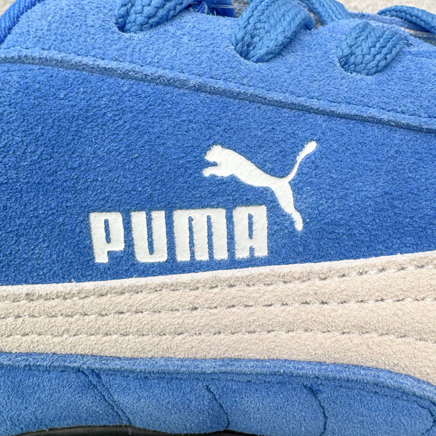图片[13]-＃KZ纯原 PUMA Speedca OG 彪马极速赛车系列低帮德训风拼接复古百搭休闲运动赛车鞋 口碑大厂出品 品控大底版型不断改良更新 全套原纸板楦头开发 确保原汁原味 完美呈现版型 一比一鞋头弧度高度鞋身弧度 独家私模原厂航空铝磨具打磨大底 鞋头坡度极致还原 无解鞋型 原盒原配 圈内天花板工艺 原厂玻璃冲刀 超高清洁度 全鞋零毛边皮料切割 原厂中底布 鞋款从80、90年代赛车手所穿的防火赛车鞋为原型，鞋身线条模仿了赛车的流线廓形，体现了空气动力学原理的结构。简约流畅的外观，恰好又和贯穿其中的Formstrip Logo融合恰到好处，视觉上细节丰富且协调。本次Speedcat OG鞋款归来，最大看点自然式保留了窄版鞋型以及薄底构造。这两年各品牌鞋底越做越厚，Speedcat反其道而行之，上脚几乎无鞋底的效果带来耳目一新的视觉体验。鞋面依旧是以质感细腻的麂皮材质打造，并且大面积近乎全包裹的使用，复古味道也愈发浓烈。配色上更是将最原始的黑色和红色带回，向F1赛车队的标志性队服致敬。相信让各位一眼种草的更多是出挑的大红色，上脚即可瞬间点亮整体造型，在以球鞋为核心的OOTD中脱颖而出。而另一款黑色则是低调的万金油，彰显新潮个性的同时又不喧宾夺主，也是热爱简约系穿搭朋友的首选。 尺码：35.5 36 37 37.5 38 38.5 39 40 40.5 41 42 42.5 43 44 44.5 45 46-选品中心