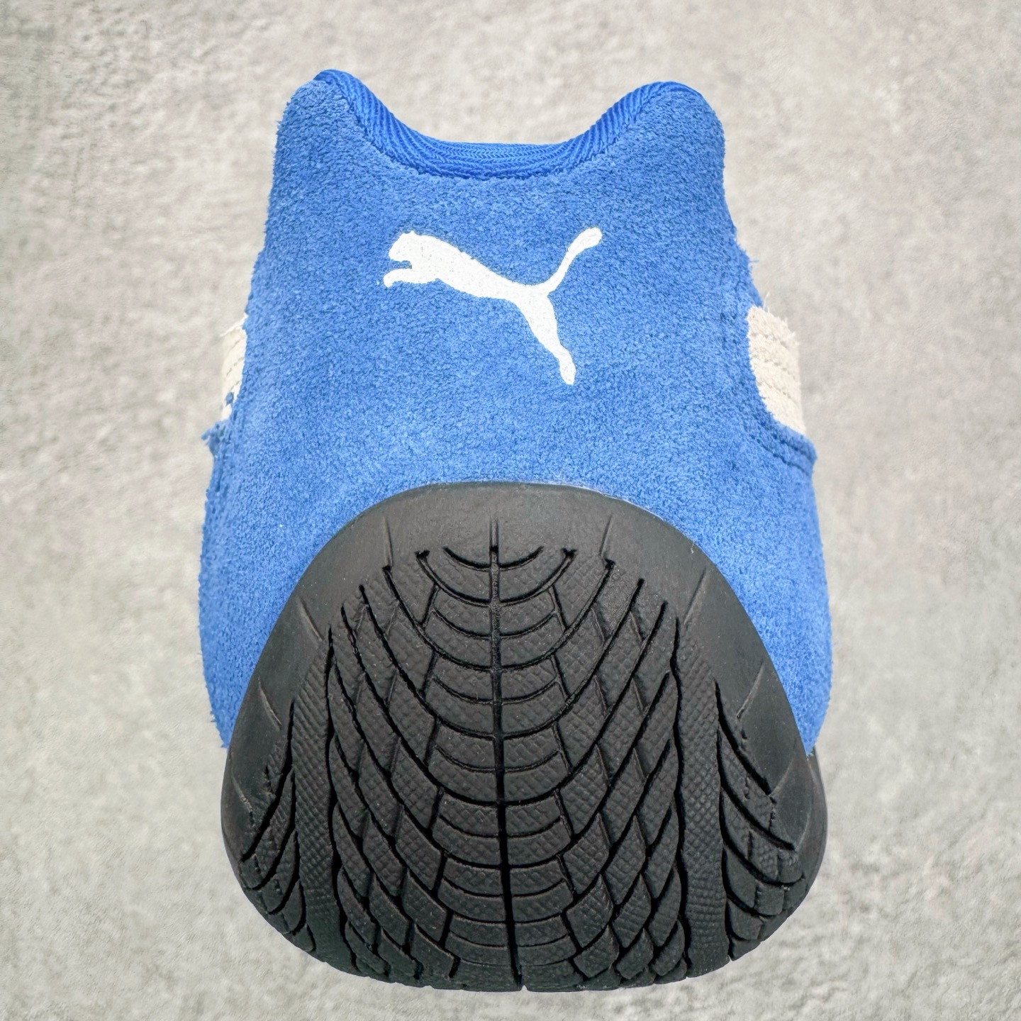 图片[8]-＃KZ纯原 PUMA Speedca OG 彪马极速赛车系列低帮德训风拼接复古百搭休闲运动赛车鞋 口碑大厂出品 品控大底版型不断改良更新 全套原纸板楦头开发 确保原汁原味 完美呈现版型 一比一鞋头弧度高度鞋身弧度 独家私模原厂航空铝磨具打磨大底 鞋头坡度极致还原 无解鞋型 原盒原配 圈内天花板工艺 原厂玻璃冲刀 超高清洁度 全鞋零毛边皮料切割 原厂中底布 鞋款从80、90年代赛车手所穿的防火赛车鞋为原型，鞋身线条模仿了赛车的流线廓形，体现了空气动力学原理的结构。简约流畅的外观，恰好又和贯穿其中的Formstrip Logo融合恰到好处，视觉上细节丰富且协调。本次Speedcat OG鞋款归来，最大看点自然式保留了窄版鞋型以及薄底构造。这两年各品牌鞋底越做越厚，Speedcat反其道而行之，上脚几乎无鞋底的效果带来耳目一新的视觉体验。鞋面依旧是以质感细腻的麂皮材质打造，并且大面积近乎全包裹的使用，复古味道也愈发浓烈。配色上更是将最原始的黑色和红色带回，向F1赛车队的标志性队服致敬。相信让各位一眼种草的更多是出挑的大红色，上脚即可瞬间点亮整体造型，在以球鞋为核心的OOTD中脱颖而出。而另一款黑色则是低调的万金油，彰显新潮个性的同时又不喧宾夺主，也是热爱简约系穿搭朋友的首选。 尺码：35.5 36 37 37.5 38 38.5 39 40 40.5 41 42 42.5 43 44 44.5 45 46-选品中心