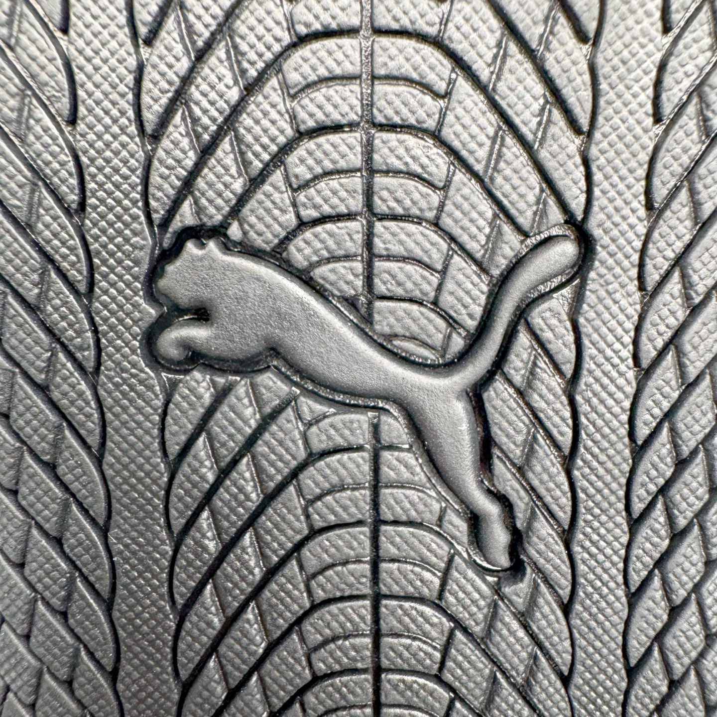 图片[15]-＃KZ纯原 PUMA Speedca OG 彪马极速赛车系列低帮德训风拼接复古百搭休闲运动赛车鞋 口碑大厂出品 品控大底版型不断改良更新 全套原纸板楦头开发 确保原汁原味 完美呈现版型 一比一鞋头弧度高度鞋身弧度 独家私模原厂航空铝磨具打磨大底 鞋头坡度极致还原 无解鞋型 原盒原配 圈内天花板工艺 原厂玻璃冲刀 超高清洁度 全鞋零毛边皮料切割 原厂中底布 鞋款从80、90年代赛车手所穿的防火赛车鞋为原型，鞋身线条模仿了赛车的流线廓形，体现了空气动力学原理的结构。简约流畅的外观，恰好又和贯穿其中的Formstrip Logo融合恰到好处，视觉上细节丰富且协调。本次Speedcat OG鞋款归来，最大看点自然式保留了窄版鞋型以及薄底构造。这两年各品牌鞋底越做越厚，Speedcat反其道而行之，上脚几乎无鞋底的效果带来耳目一新的视觉体验。鞋面依旧是以质感细腻的麂皮材质打造，并且大面积近乎全包裹的使用，复古味道也愈发浓烈。配色上更是将最原始的黑色和红色带回，向F1赛车队的标志性队服致敬。相信让各位一眼种草的更多是出挑的大红色，上脚即可瞬间点亮整体造型，在以球鞋为核心的OOTD中脱颖而出。而另一款黑色则是低调的万金油，彰显新潮个性的同时又不喧宾夺主，也是热爱简约系穿搭朋友的首选。 尺码：35.5 36 37 37.5 38 38.5 39 40 40.5 41 42 42.5 43 44 44.5 45 46-选品中心