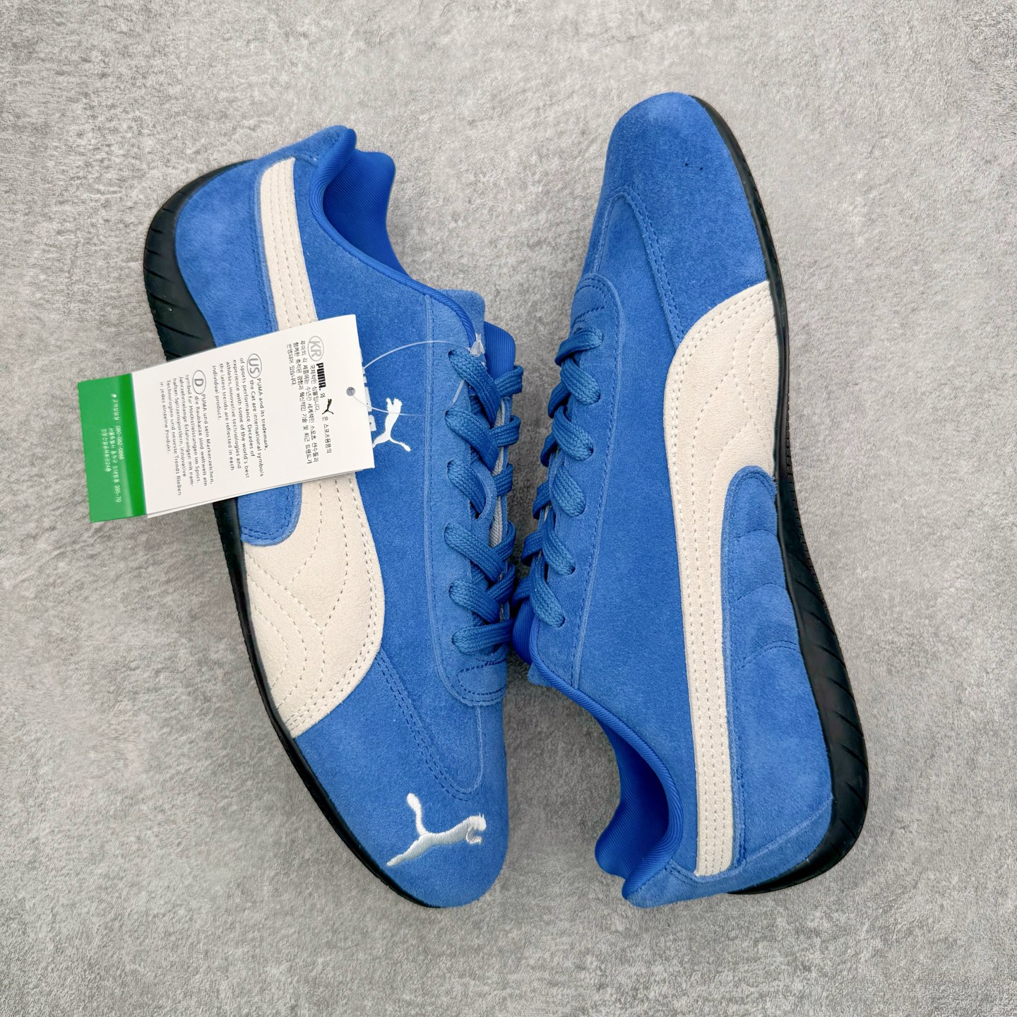 图片[3]-＃KZ纯原 PUMA Speedca OG 彪马极速赛车系列低帮德训风拼接复古百搭休闲运动赛车鞋 口碑大厂出品 品控大底版型不断改良更新 全套原纸板楦头开发 确保原汁原味 完美呈现版型 一比一鞋头弧度高度鞋身弧度 独家私模原厂航空铝磨具打磨大底 鞋头坡度极致还原 无解鞋型 原盒原配 圈内天花板工艺 原厂玻璃冲刀 超高清洁度 全鞋零毛边皮料切割 原厂中底布 鞋款从80、90年代赛车手所穿的防火赛车鞋为原型，鞋身线条模仿了赛车的流线廓形，体现了空气动力学原理的结构。简约流畅的外观，恰好又和贯穿其中的Formstrip Logo融合恰到好处，视觉上细节丰富且协调。本次Speedcat OG鞋款归来，最大看点自然式保留了窄版鞋型以及薄底构造。这两年各品牌鞋底越做越厚，Speedcat反其道而行之，上脚几乎无鞋底的效果带来耳目一新的视觉体验。鞋面依旧是以质感细腻的麂皮材质打造，并且大面积近乎全包裹的使用，复古味道也愈发浓烈。配色上更是将最原始的黑色和红色带回，向F1赛车队的标志性队服致敬。相信让各位一眼种草的更多是出挑的大红色，上脚即可瞬间点亮整体造型，在以球鞋为核心的OOTD中脱颖而出。而另一款黑色则是低调的万金油，彰显新潮个性的同时又不喧宾夺主，也是热爱简约系穿搭朋友的首选。 尺码：35.5 36 37 37.5 38 38.5 39 40 40.5 41 42 42.5 43 44 44.5 45 46-选品中心