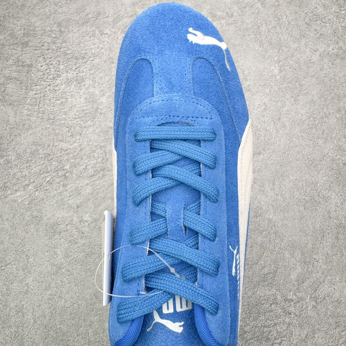 图片[4]-＃KZ纯原 PUMA Speedca OG 彪马极速赛车系列低帮德训风拼接复古百搭休闲运动赛车鞋 口碑大厂出品 品控大底版型不断改良更新 全套原纸板楦头开发 确保原汁原味 完美呈现版型 一比一鞋头弧度高度鞋身弧度 独家私模原厂航空铝磨具打磨大底 鞋头坡度极致还原 无解鞋型 原盒原配 圈内天花板工艺 原厂玻璃冲刀 超高清洁度 全鞋零毛边皮料切割 原厂中底布 鞋款从80、90年代赛车手所穿的防火赛车鞋为原型，鞋身线条模仿了赛车的流线廓形，体现了空气动力学原理的结构。简约流畅的外观，恰好又和贯穿其中的Formstrip Logo融合恰到好处，视觉上细节丰富且协调。本次Speedcat OG鞋款归来，最大看点自然式保留了窄版鞋型以及薄底构造。这两年各品牌鞋底越做越厚，Speedcat反其道而行之，上脚几乎无鞋底的效果带来耳目一新的视觉体验。鞋面依旧是以质感细腻的麂皮材质打造，并且大面积近乎全包裹的使用，复古味道也愈发浓烈。配色上更是将最原始的黑色和红色带回，向F1赛车队的标志性队服致敬。相信让各位一眼种草的更多是出挑的大红色，上脚即可瞬间点亮整体造型，在以球鞋为核心的OOTD中脱颖而出。而另一款黑色则是低调的万金油，彰显新潮个性的同时又不喧宾夺主，也是热爱简约系穿搭朋友的首选。 尺码：35.5 36 37 37.5 38 38.5 39 40 40.5 41 42 42.5 43 44 44.5 45 46-选品中心