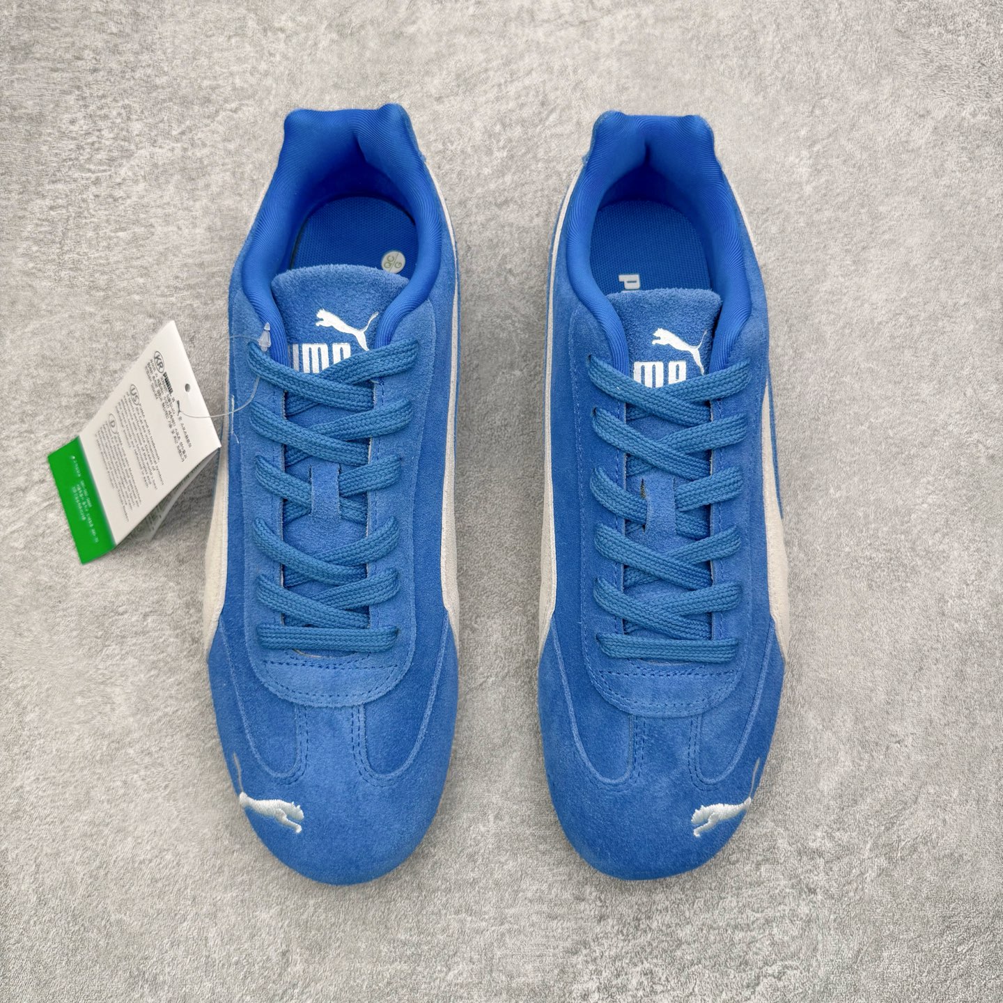 图片[2]-＃KZ纯原 PUMA Speedca OG 彪马极速赛车系列低帮德训风拼接复古百搭休闲运动赛车鞋 口碑大厂出品 品控大底版型不断改良更新 全套原纸板楦头开发 确保原汁原味 完美呈现版型 一比一鞋头弧度高度鞋身弧度 独家私模原厂航空铝磨具打磨大底 鞋头坡度极致还原 无解鞋型 原盒原配 圈内天花板工艺 原厂玻璃冲刀 超高清洁度 全鞋零毛边皮料切割 原厂中底布 鞋款从80、90年代赛车手所穿的防火赛车鞋为原型，鞋身线条模仿了赛车的流线廓形，体现了空气动力学原理的结构。简约流畅的外观，恰好又和贯穿其中的Formstrip Logo融合恰到好处，视觉上细节丰富且协调。本次Speedcat OG鞋款归来，最大看点自然式保留了窄版鞋型以及薄底构造。这两年各品牌鞋底越做越厚，Speedcat反其道而行之，上脚几乎无鞋底的效果带来耳目一新的视觉体验。鞋面依旧是以质感细腻的麂皮材质打造，并且大面积近乎全包裹的使用，复古味道也愈发浓烈。配色上更是将最原始的黑色和红色带回，向F1赛车队的标志性队服致敬。相信让各位一眼种草的更多是出挑的大红色，上脚即可瞬间点亮整体造型，在以球鞋为核心的OOTD中脱颖而出。而另一款黑色则是低调的万金油，彰显新潮个性的同时又不喧宾夺主，也是热爱简约系穿搭朋友的首选。 尺码：35.5 36 37 37.5 38 38.5 39 40 40.5 41 42 42.5 43 44 44.5 45 46-选品中心