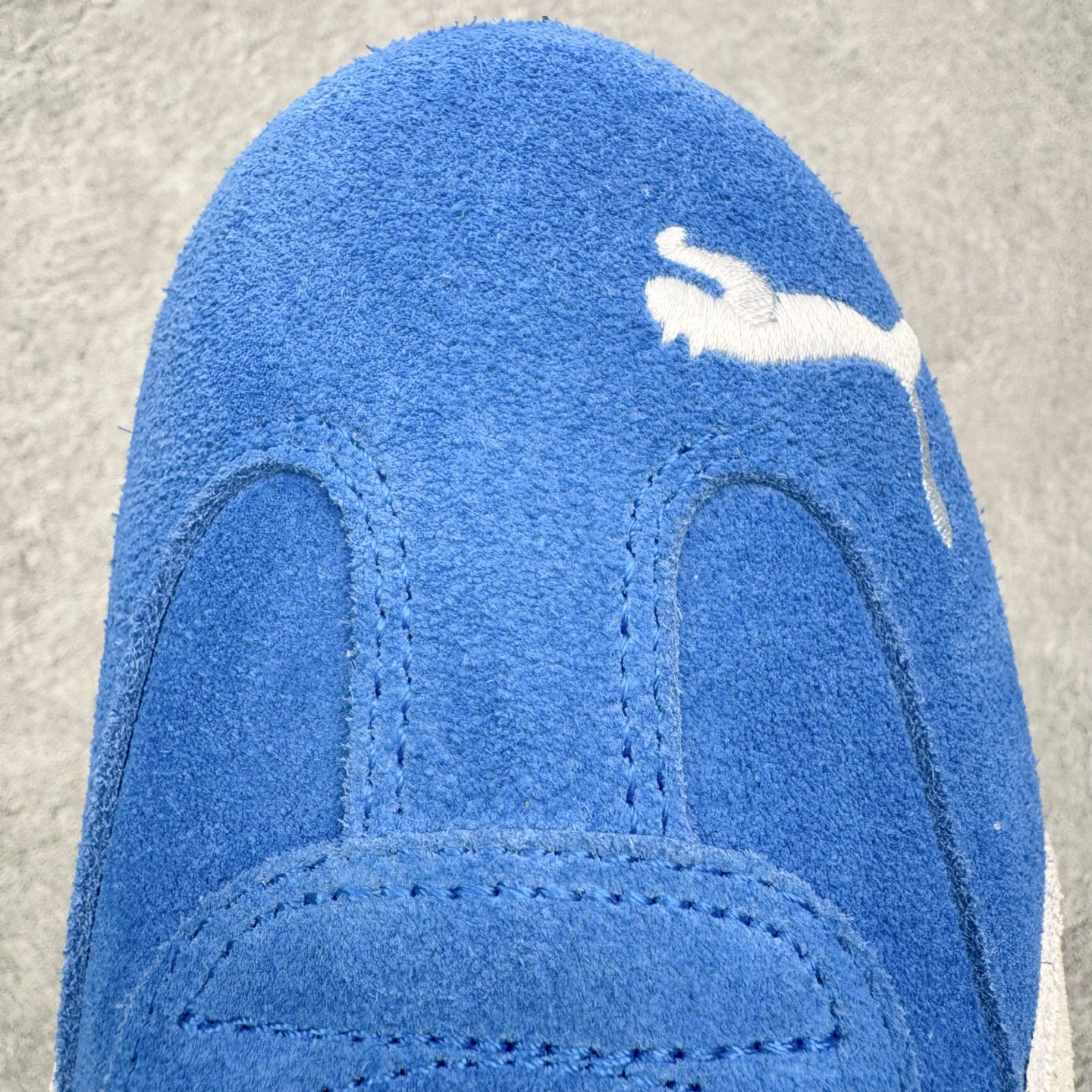 图片[11]-＃KZ纯原 PUMA Speedca OG 彪马极速赛车系列低帮德训风拼接复古百搭休闲运动赛车鞋 口碑大厂出品 品控大底版型不断改良更新 全套原纸板楦头开发 确保原汁原味 完美呈现版型 一比一鞋头弧度高度鞋身弧度 独家私模原厂航空铝磨具打磨大底 鞋头坡度极致还原 无解鞋型 原盒原配 圈内天花板工艺 原厂玻璃冲刀 超高清洁度 全鞋零毛边皮料切割 原厂中底布 鞋款从80、90年代赛车手所穿的防火赛车鞋为原型，鞋身线条模仿了赛车的流线廓形，体现了空气动力学原理的结构。简约流畅的外观，恰好又和贯穿其中的Formstrip Logo融合恰到好处，视觉上细节丰富且协调。本次Speedcat OG鞋款归来，最大看点自然式保留了窄版鞋型以及薄底构造。这两年各品牌鞋底越做越厚，Speedcat反其道而行之，上脚几乎无鞋底的效果带来耳目一新的视觉体验。鞋面依旧是以质感细腻的麂皮材质打造，并且大面积近乎全包裹的使用，复古味道也愈发浓烈。配色上更是将最原始的黑色和红色带回，向F1赛车队的标志性队服致敬。相信让各位一眼种草的更多是出挑的大红色，上脚即可瞬间点亮整体造型，在以球鞋为核心的OOTD中脱颖而出。而另一款黑色则是低调的万金油，彰显新潮个性的同时又不喧宾夺主，也是热爱简约系穿搭朋友的首选。 尺码：35.5 36 37 37.5 38 38.5 39 40 40.5 41 42 42.5 43 44 44.5 45 46-选品中心