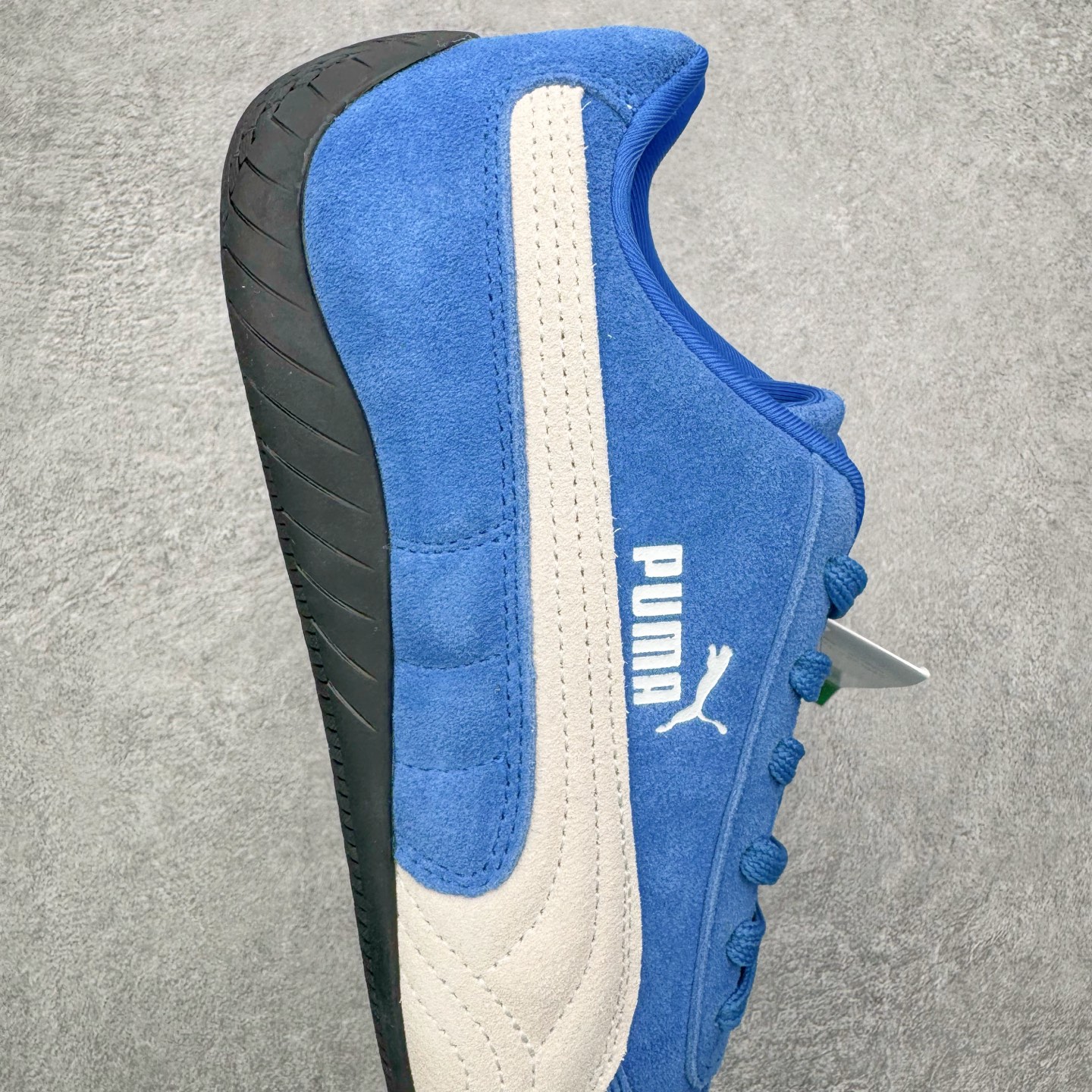 图片[6]-＃KZ纯原 PUMA Speedca OG 彪马极速赛车系列低帮德训风拼接复古百搭休闲运动赛车鞋 口碑大厂出品 品控大底版型不断改良更新 全套原纸板楦头开发 确保原汁原味 完美呈现版型 一比一鞋头弧度高度鞋身弧度 独家私模原厂航空铝磨具打磨大底 鞋头坡度极致还原 无解鞋型 原盒原配 圈内天花板工艺 原厂玻璃冲刀 超高清洁度 全鞋零毛边皮料切割 原厂中底布 鞋款从80、90年代赛车手所穿的防火赛车鞋为原型，鞋身线条模仿了赛车的流线廓形，体现了空气动力学原理的结构。简约流畅的外观，恰好又和贯穿其中的Formstrip Logo融合恰到好处，视觉上细节丰富且协调。本次Speedcat OG鞋款归来，最大看点自然式保留了窄版鞋型以及薄底构造。这两年各品牌鞋底越做越厚，Speedcat反其道而行之，上脚几乎无鞋底的效果带来耳目一新的视觉体验。鞋面依旧是以质感细腻的麂皮材质打造，并且大面积近乎全包裹的使用，复古味道也愈发浓烈。配色上更是将最原始的黑色和红色带回，向F1赛车队的标志性队服致敬。相信让各位一眼种草的更多是出挑的大红色，上脚即可瞬间点亮整体造型，在以球鞋为核心的OOTD中脱颖而出。而另一款黑色则是低调的万金油，彰显新潮个性的同时又不喧宾夺主，也是热爱简约系穿搭朋友的首选。 尺码：35.5 36 37 37.5 38 38.5 39 40 40.5 41 42 42.5 43 44 44.5 45 46-选品中心