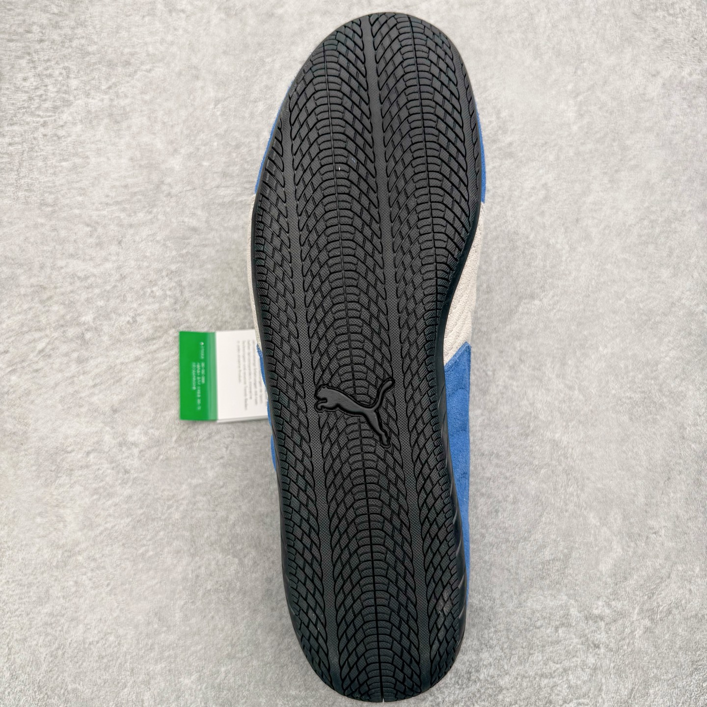 图片[9]-＃KZ纯原 PUMA Speedca OG 彪马极速赛车系列低帮德训风拼接复古百搭休闲运动赛车鞋 口碑大厂出品 品控大底版型不断改良更新 全套原纸板楦头开发 确保原汁原味 完美呈现版型 一比一鞋头弧度高度鞋身弧度 独家私模原厂航空铝磨具打磨大底 鞋头坡度极致还原 无解鞋型 原盒原配 圈内天花板工艺 原厂玻璃冲刀 超高清洁度 全鞋零毛边皮料切割 原厂中底布 鞋款从80、90年代赛车手所穿的防火赛车鞋为原型，鞋身线条模仿了赛车的流线廓形，体现了空气动力学原理的结构。简约流畅的外观，恰好又和贯穿其中的Formstrip Logo融合恰到好处，视觉上细节丰富且协调。本次Speedcat OG鞋款归来，最大看点自然式保留了窄版鞋型以及薄底构造。这两年各品牌鞋底越做越厚，Speedcat反其道而行之，上脚几乎无鞋底的效果带来耳目一新的视觉体验。鞋面依旧是以质感细腻的麂皮材质打造，并且大面积近乎全包裹的使用，复古味道也愈发浓烈。配色上更是将最原始的黑色和红色带回，向F1赛车队的标志性队服致敬。相信让各位一眼种草的更多是出挑的大红色，上脚即可瞬间点亮整体造型，在以球鞋为核心的OOTD中脱颖而出。而另一款黑色则是低调的万金油，彰显新潮个性的同时又不喧宾夺主，也是热爱简约系穿搭朋友的首选。 尺码：35.5 36 37 37.5 38 38.5 39 40 40.5 41 42 42.5 43 44 44.5 45 46-选品中心