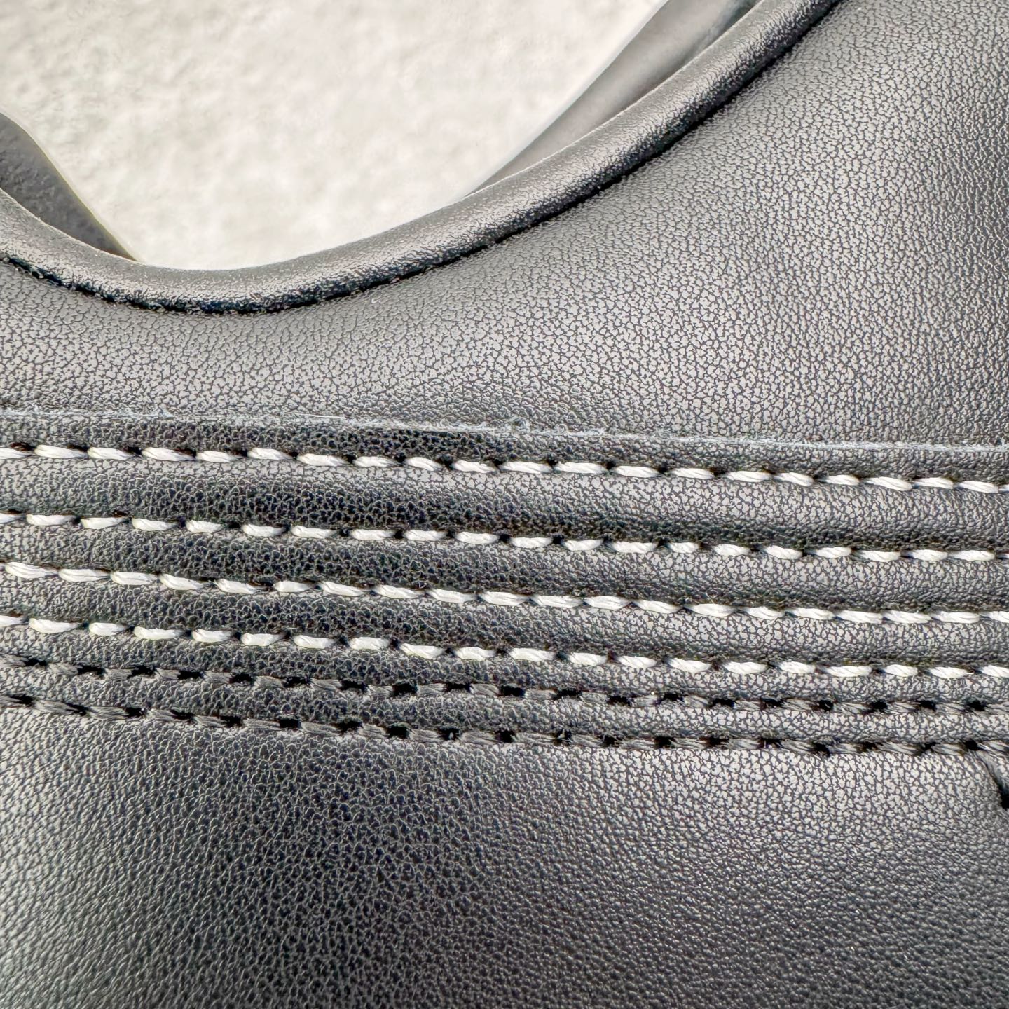 图片[17]-＃KZ纯原 Noafterno x PUMA Speedcat 彪马联名系列情侣薄底赛车德训双鞋带舒适百搭生活休闲鞋 口碑大厂出品 品控大底版型不断改良更新 全套原纸板楦头开发 确保原汁原味 完美呈现版型 一比一鞋头弧度高度鞋身弧度 独家私模原厂航空铝磨具打磨大底 鞋头坡度极致还原 无解鞋型 原盒原配 圈内天花板工艺 原厂玻璃冲刀 超高清洁度 全鞋零毛边皮料切割 原厂中底布 鞋款从80、90年代赛车手所穿的防火赛车鞋为原型，鞋身线条模仿了赛车的流线廓形，体现了空气动力学原理的结构。简约流畅的外观，恰好又和贯穿其中的Formstrip Logo融合恰到好处，视觉上细节丰富且协调。本次Speedcat OG鞋款归来，最大看点自然式保留了窄版鞋型以及薄底构造。这两年各品牌鞋底越做越厚，Speedcat反其道而行之，上脚几乎无鞋底的效果带来耳目一新的视觉体验。鞋面依旧是以质感细腻的麂皮材质打造，并且大面积近乎全包裹的使用，复古味道也愈发浓烈。配色上更是将最原始的黑色和红色带回，向F1赛车队的标志性队服致敬。相信让各位一眼种草的更多是出挑的大红色，上脚即可瞬间点亮整体造型，在以球鞋为核心的OOTD中脱颖而出。而另一款黑色则是低调的万金油，彰显新潮个性的同时又不喧宾夺主，也是热爱简约系穿搭朋友的首选。 尺码：35.5 36 37 37.5 38 38.5 39 40 40.5 41 42 42.5 43 44 44.5 45 46-选品中心