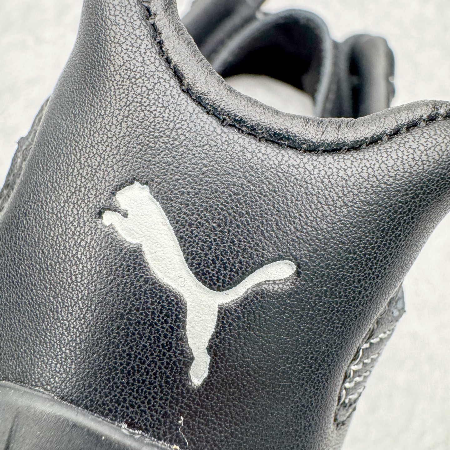 图片[16]-＃KZ纯原 Noafterno x PUMA Speedcat 彪马联名系列情侣薄底赛车德训双鞋带舒适百搭生活休闲鞋 口碑大厂出品 品控大底版型不断改良更新 全套原纸板楦头开发 确保原汁原味 完美呈现版型 一比一鞋头弧度高度鞋身弧度 独家私模原厂航空铝磨具打磨大底 鞋头坡度极致还原 无解鞋型 原盒原配 圈内天花板工艺 原厂玻璃冲刀 超高清洁度 全鞋零毛边皮料切割 原厂中底布 鞋款从80、90年代赛车手所穿的防火赛车鞋为原型，鞋身线条模仿了赛车的流线廓形，体现了空气动力学原理的结构。简约流畅的外观，恰好又和贯穿其中的Formstrip Logo融合恰到好处，视觉上细节丰富且协调。本次Speedcat OG鞋款归来，最大看点自然式保留了窄版鞋型以及薄底构造。这两年各品牌鞋底越做越厚，Speedcat反其道而行之，上脚几乎无鞋底的效果带来耳目一新的视觉体验。鞋面依旧是以质感细腻的麂皮材质打造，并且大面积近乎全包裹的使用，复古味道也愈发浓烈。配色上更是将最原始的黑色和红色带回，向F1赛车队的标志性队服致敬。相信让各位一眼种草的更多是出挑的大红色，上脚即可瞬间点亮整体造型，在以球鞋为核心的OOTD中脱颖而出。而另一款黑色则是低调的万金油，彰显新潮个性的同时又不喧宾夺主，也是热爱简约系穿搭朋友的首选。 尺码：35.5 36 37 37.5 38 38.5 39 40 40.5 41 42 42.5 43 44 44.5 45 46-选品中心