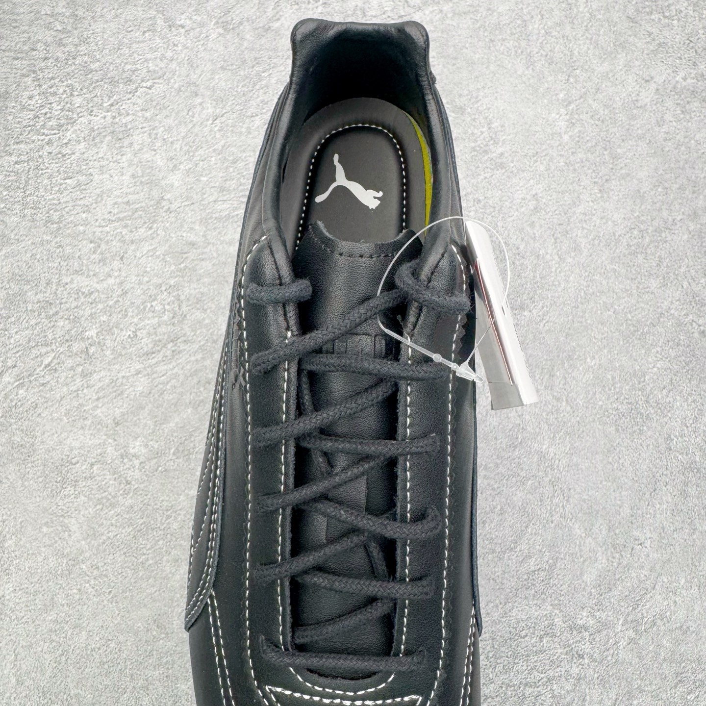 图片[5]-＃KZ纯原 Noafterno x PUMA Speedcat 彪马联名系列情侣薄底赛车德训双鞋带舒适百搭生活休闲鞋 口碑大厂出品 品控大底版型不断改良更新 全套原纸板楦头开发 确保原汁原味 完美呈现版型 一比一鞋头弧度高度鞋身弧度 独家私模原厂航空铝磨具打磨大底 鞋头坡度极致还原 无解鞋型 原盒原配 圈内天花板工艺 原厂玻璃冲刀 超高清洁度 全鞋零毛边皮料切割 原厂中底布 鞋款从80、90年代赛车手所穿的防火赛车鞋为原型，鞋身线条模仿了赛车的流线廓形，体现了空气动力学原理的结构。简约流畅的外观，恰好又和贯穿其中的Formstrip Logo融合恰到好处，视觉上细节丰富且协调。本次Speedcat OG鞋款归来，最大看点自然式保留了窄版鞋型以及薄底构造。这两年各品牌鞋底越做越厚，Speedcat反其道而行之，上脚几乎无鞋底的效果带来耳目一新的视觉体验。鞋面依旧是以质感细腻的麂皮材质打造，并且大面积近乎全包裹的使用，复古味道也愈发浓烈。配色上更是将最原始的黑色和红色带回，向F1赛车队的标志性队服致敬。相信让各位一眼种草的更多是出挑的大红色，上脚即可瞬间点亮整体造型，在以球鞋为核心的OOTD中脱颖而出。而另一款黑色则是低调的万金油，彰显新潮个性的同时又不喧宾夺主，也是热爱简约系穿搭朋友的首选。 尺码：35.5 36 37 37.5 38 38.5 39 40 40.5 41 42 42.5 43 44 44.5 45 46-选品中心