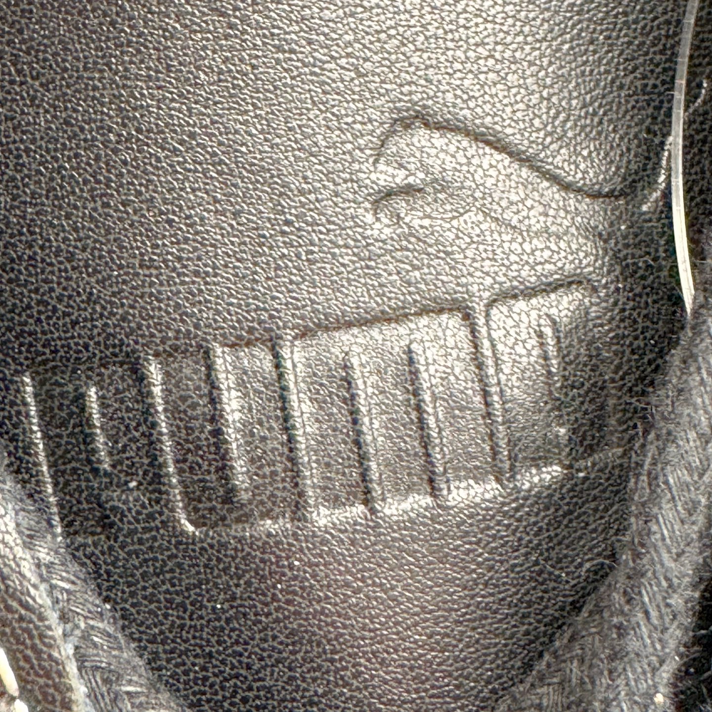 图片[13]-＃KZ纯原 Noafterno x PUMA Speedcat 彪马联名系列情侣薄底赛车德训双鞋带舒适百搭生活休闲鞋 口碑大厂出品 品控大底版型不断改良更新 全套原纸板楦头开发 确保原汁原味 完美呈现版型 一比一鞋头弧度高度鞋身弧度 独家私模原厂航空铝磨具打磨大底 鞋头坡度极致还原 无解鞋型 原盒原配 圈内天花板工艺 原厂玻璃冲刀 超高清洁度 全鞋零毛边皮料切割 原厂中底布 鞋款从80、90年代赛车手所穿的防火赛车鞋为原型，鞋身线条模仿了赛车的流线廓形，体现了空气动力学原理的结构。简约流畅的外观，恰好又和贯穿其中的Formstrip Logo融合恰到好处，视觉上细节丰富且协调。本次Speedcat OG鞋款归来，最大看点自然式保留了窄版鞋型以及薄底构造。这两年各品牌鞋底越做越厚，Speedcat反其道而行之，上脚几乎无鞋底的效果带来耳目一新的视觉体验。鞋面依旧是以质感细腻的麂皮材质打造，并且大面积近乎全包裹的使用，复古味道也愈发浓烈。配色上更是将最原始的黑色和红色带回，向F1赛车队的标志性队服致敬。相信让各位一眼种草的更多是出挑的大红色，上脚即可瞬间点亮整体造型，在以球鞋为核心的OOTD中脱颖而出。而另一款黑色则是低调的万金油，彰显新潮个性的同时又不喧宾夺主，也是热爱简约系穿搭朋友的首选。 尺码：35.5 36 37 37.5 38 38.5 39 40 40.5 41 42 42.5 43 44 44.5 45 46-选品中心