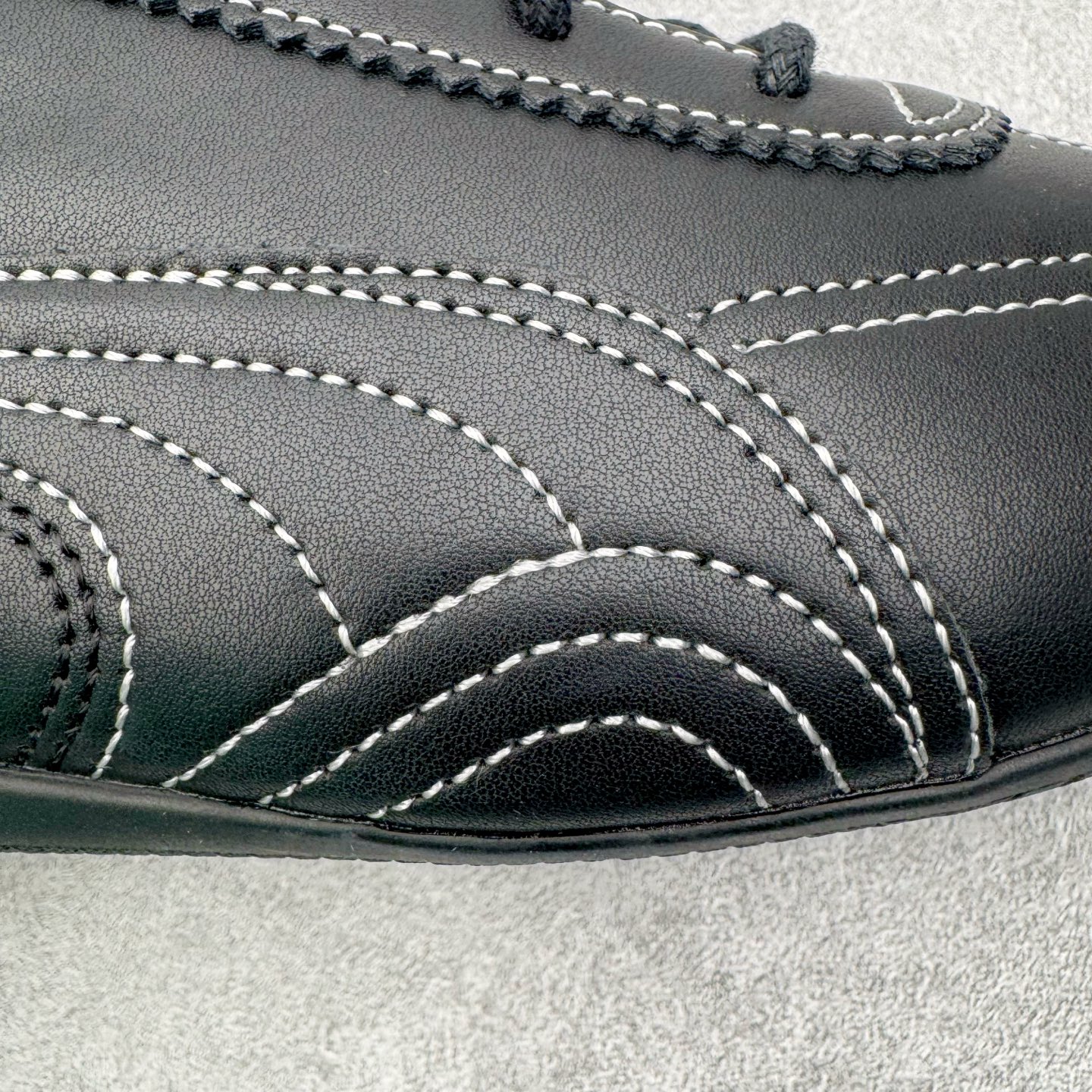 图片[19]-＃KZ纯原 Noafterno x PUMA Speedcat 彪马联名系列情侣薄底赛车德训双鞋带舒适百搭生活休闲鞋 口碑大厂出品 品控大底版型不断改良更新 全套原纸板楦头开发 确保原汁原味 完美呈现版型 一比一鞋头弧度高度鞋身弧度 独家私模原厂航空铝磨具打磨大底 鞋头坡度极致还原 无解鞋型 原盒原配 圈内天花板工艺 原厂玻璃冲刀 超高清洁度 全鞋零毛边皮料切割 原厂中底布 鞋款从80、90年代赛车手所穿的防火赛车鞋为原型，鞋身线条模仿了赛车的流线廓形，体现了空气动力学原理的结构。简约流畅的外观，恰好又和贯穿其中的Formstrip Logo融合恰到好处，视觉上细节丰富且协调。本次Speedcat OG鞋款归来，最大看点自然式保留了窄版鞋型以及薄底构造。这两年各品牌鞋底越做越厚，Speedcat反其道而行之，上脚几乎无鞋底的效果带来耳目一新的视觉体验。鞋面依旧是以质感细腻的麂皮材质打造，并且大面积近乎全包裹的使用，复古味道也愈发浓烈。配色上更是将最原始的黑色和红色带回，向F1赛车队的标志性队服致敬。相信让各位一眼种草的更多是出挑的大红色，上脚即可瞬间点亮整体造型，在以球鞋为核心的OOTD中脱颖而出。而另一款黑色则是低调的万金油，彰显新潮个性的同时又不喧宾夺主，也是热爱简约系穿搭朋友的首选。 尺码：35.5 36 37 37.5 38 38.5 39 40 40.5 41 42 42.5 43 44 44.5 45 46-选品中心