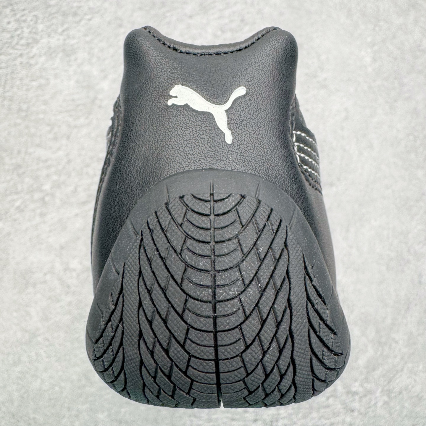 图片[8]-＃KZ纯原 Noafterno x PUMA Speedcat 彪马联名系列情侣薄底赛车德训双鞋带舒适百搭生活休闲鞋 口碑大厂出品 品控大底版型不断改良更新 全套原纸板楦头开发 确保原汁原味 完美呈现版型 一比一鞋头弧度高度鞋身弧度 独家私模原厂航空铝磨具打磨大底 鞋头坡度极致还原 无解鞋型 原盒原配 圈内天花板工艺 原厂玻璃冲刀 超高清洁度 全鞋零毛边皮料切割 原厂中底布 鞋款从80、90年代赛车手所穿的防火赛车鞋为原型，鞋身线条模仿了赛车的流线廓形，体现了空气动力学原理的结构。简约流畅的外观，恰好又和贯穿其中的Formstrip Logo融合恰到好处，视觉上细节丰富且协调。本次Speedcat OG鞋款归来，最大看点自然式保留了窄版鞋型以及薄底构造。这两年各品牌鞋底越做越厚，Speedcat反其道而行之，上脚几乎无鞋底的效果带来耳目一新的视觉体验。鞋面依旧是以质感细腻的麂皮材质打造，并且大面积近乎全包裹的使用，复古味道也愈发浓烈。配色上更是将最原始的黑色和红色带回，向F1赛车队的标志性队服致敬。相信让各位一眼种草的更多是出挑的大红色，上脚即可瞬间点亮整体造型，在以球鞋为核心的OOTD中脱颖而出。而另一款黑色则是低调的万金油，彰显新潮个性的同时又不喧宾夺主，也是热爱简约系穿搭朋友的首选。 尺码：35.5 36 37 37.5 38 38.5 39 40 40.5 41 42 42.5 43 44 44.5 45 46-选品中心