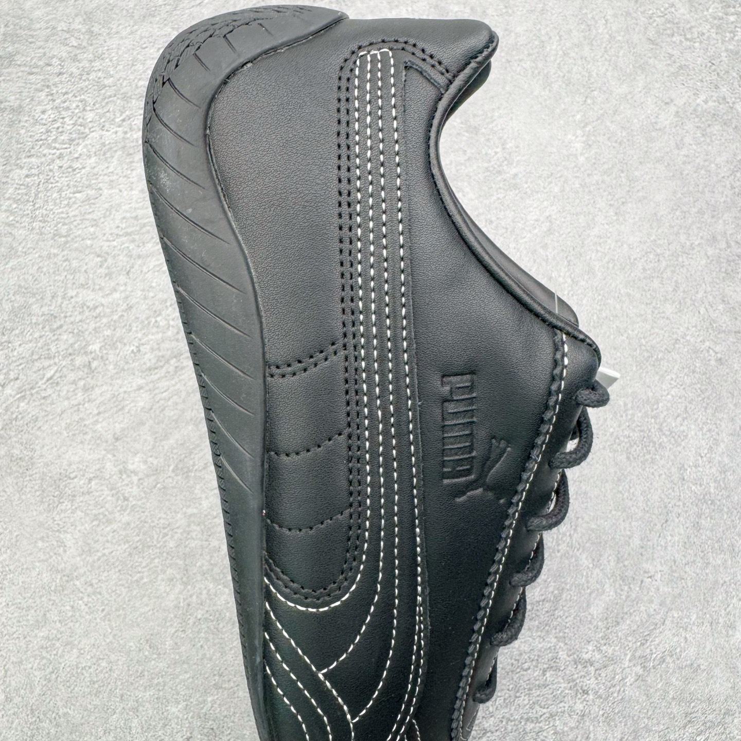 图片[6]-＃KZ纯原 Noafterno x PUMA Speedcat 彪马联名系列情侣薄底赛车德训双鞋带舒适百搭生活休闲鞋 口碑大厂出品 品控大底版型不断改良更新 全套原纸板楦头开发 确保原汁原味 完美呈现版型 一比一鞋头弧度高度鞋身弧度 独家私模原厂航空铝磨具打磨大底 鞋头坡度极致还原 无解鞋型 原盒原配 圈内天花板工艺 原厂玻璃冲刀 超高清洁度 全鞋零毛边皮料切割 原厂中底布 鞋款从80、90年代赛车手所穿的防火赛车鞋为原型，鞋身线条模仿了赛车的流线廓形，体现了空气动力学原理的结构。简约流畅的外观，恰好又和贯穿其中的Formstrip Logo融合恰到好处，视觉上细节丰富且协调。本次Speedcat OG鞋款归来，最大看点自然式保留了窄版鞋型以及薄底构造。这两年各品牌鞋底越做越厚，Speedcat反其道而行之，上脚几乎无鞋底的效果带来耳目一新的视觉体验。鞋面依旧是以质感细腻的麂皮材质打造，并且大面积近乎全包裹的使用，复古味道也愈发浓烈。配色上更是将最原始的黑色和红色带回，向F1赛车队的标志性队服致敬。相信让各位一眼种草的更多是出挑的大红色，上脚即可瞬间点亮整体造型，在以球鞋为核心的OOTD中脱颖而出。而另一款黑色则是低调的万金油，彰显新潮个性的同时又不喧宾夺主，也是热爱简约系穿搭朋友的首选。 尺码：35.5 36 37 37.5 38 38.5 39 40 40.5 41 42 42.5 43 44 44.5 45 46-选品中心