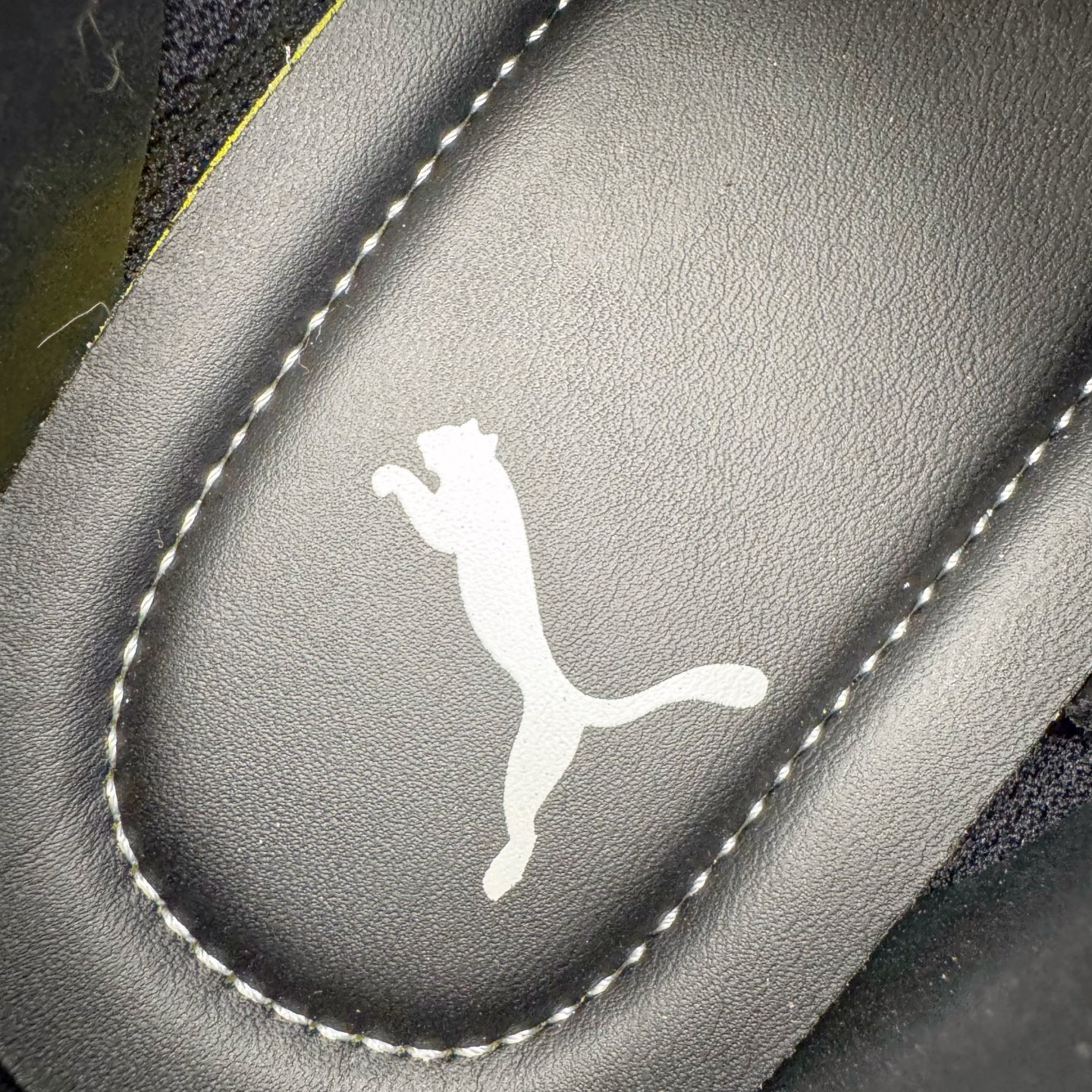 图片[12]-＃KZ纯原 Noafterno x PUMA Speedcat 彪马联名系列情侣薄底赛车德训双鞋带舒适百搭生活休闲鞋 口碑大厂出品 品控大底版型不断改良更新 全套原纸板楦头开发 确保原汁原味 完美呈现版型 一比一鞋头弧度高度鞋身弧度 独家私模原厂航空铝磨具打磨大底 鞋头坡度极致还原 无解鞋型 原盒原配 圈内天花板工艺 原厂玻璃冲刀 超高清洁度 全鞋零毛边皮料切割 原厂中底布 鞋款从80、90年代赛车手所穿的防火赛车鞋为原型，鞋身线条模仿了赛车的流线廓形，体现了空气动力学原理的结构。简约流畅的外观，恰好又和贯穿其中的Formstrip Logo融合恰到好处，视觉上细节丰富且协调。本次Speedcat OG鞋款归来，最大看点自然式保留了窄版鞋型以及薄底构造。这两年各品牌鞋底越做越厚，Speedcat反其道而行之，上脚几乎无鞋底的效果带来耳目一新的视觉体验。鞋面依旧是以质感细腻的麂皮材质打造，并且大面积近乎全包裹的使用，复古味道也愈发浓烈。配色上更是将最原始的黑色和红色带回，向F1赛车队的标志性队服致敬。相信让各位一眼种草的更多是出挑的大红色，上脚即可瞬间点亮整体造型，在以球鞋为核心的OOTD中脱颖而出。而另一款黑色则是低调的万金油，彰显新潮个性的同时又不喧宾夺主，也是热爱简约系穿搭朋友的首选。 尺码：35.5 36 37 37.5 38 38.5 39 40 40.5 41 42 42.5 43 44 44.5 45 46-选品中心