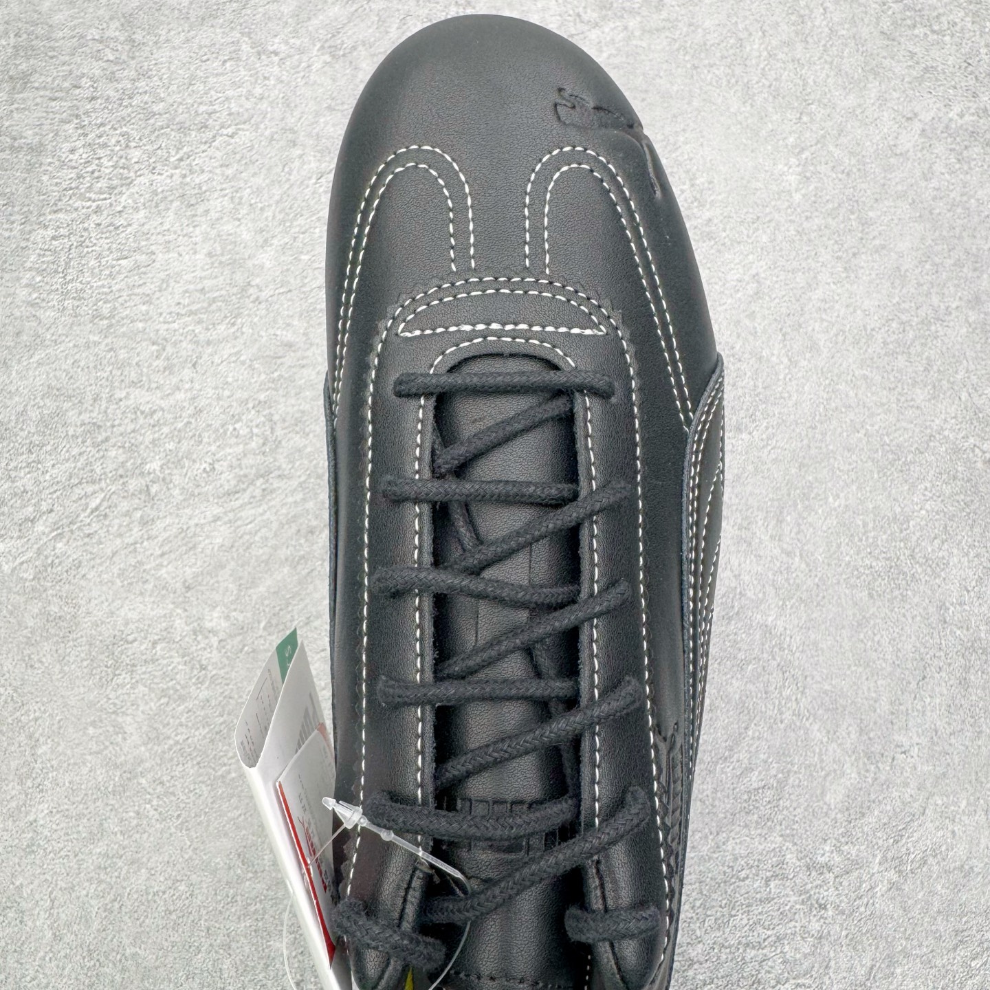 图片[4]-＃KZ纯原 Noafterno x PUMA Speedcat 彪马联名系列情侣薄底赛车德训双鞋带舒适百搭生活休闲鞋 口碑大厂出品 品控大底版型不断改良更新 全套原纸板楦头开发 确保原汁原味 完美呈现版型 一比一鞋头弧度高度鞋身弧度 独家私模原厂航空铝磨具打磨大底 鞋头坡度极致还原 无解鞋型 原盒原配 圈内天花板工艺 原厂玻璃冲刀 超高清洁度 全鞋零毛边皮料切割 原厂中底布 鞋款从80、90年代赛车手所穿的防火赛车鞋为原型，鞋身线条模仿了赛车的流线廓形，体现了空气动力学原理的结构。简约流畅的外观，恰好又和贯穿其中的Formstrip Logo融合恰到好处，视觉上细节丰富且协调。本次Speedcat OG鞋款归来，最大看点自然式保留了窄版鞋型以及薄底构造。这两年各品牌鞋底越做越厚，Speedcat反其道而行之，上脚几乎无鞋底的效果带来耳目一新的视觉体验。鞋面依旧是以质感细腻的麂皮材质打造，并且大面积近乎全包裹的使用，复古味道也愈发浓烈。配色上更是将最原始的黑色和红色带回，向F1赛车队的标志性队服致敬。相信让各位一眼种草的更多是出挑的大红色，上脚即可瞬间点亮整体造型，在以球鞋为核心的OOTD中脱颖而出。而另一款黑色则是低调的万金油，彰显新潮个性的同时又不喧宾夺主，也是热爱简约系穿搭朋友的首选。 尺码：35.5 36 37 37.5 38 38.5 39 40 40.5 41 42 42.5 43 44 44.5 45 46-选品中心