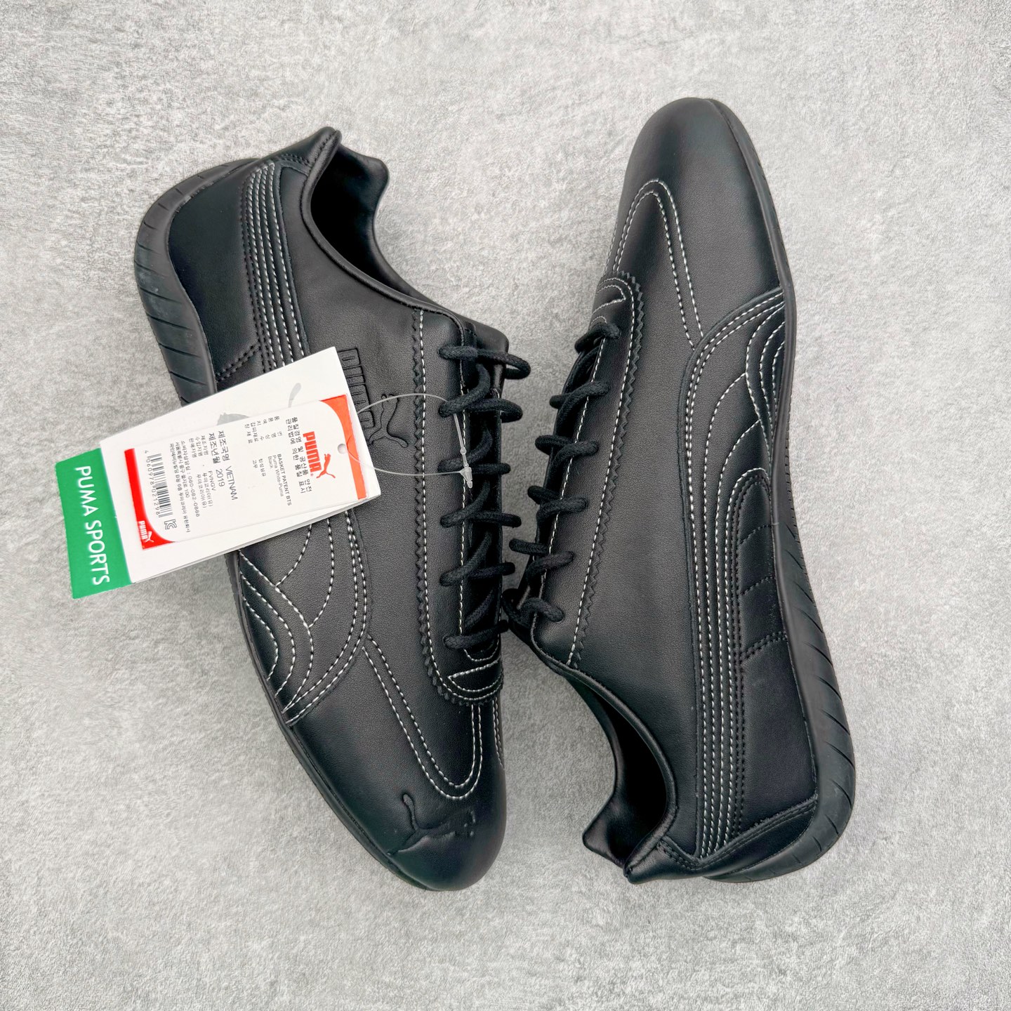 图片[3]-＃KZ纯原 Noafterno x PUMA Speedcat 彪马联名系列情侣薄底赛车德训双鞋带舒适百搭生活休闲鞋 口碑大厂出品 品控大底版型不断改良更新 全套原纸板楦头开发 确保原汁原味 完美呈现版型 一比一鞋头弧度高度鞋身弧度 独家私模原厂航空铝磨具打磨大底 鞋头坡度极致还原 无解鞋型 原盒原配 圈内天花板工艺 原厂玻璃冲刀 超高清洁度 全鞋零毛边皮料切割 原厂中底布 鞋款从80、90年代赛车手所穿的防火赛车鞋为原型，鞋身线条模仿了赛车的流线廓形，体现了空气动力学原理的结构。简约流畅的外观，恰好又和贯穿其中的Formstrip Logo融合恰到好处，视觉上细节丰富且协调。本次Speedcat OG鞋款归来，最大看点自然式保留了窄版鞋型以及薄底构造。这两年各品牌鞋底越做越厚，Speedcat反其道而行之，上脚几乎无鞋底的效果带来耳目一新的视觉体验。鞋面依旧是以质感细腻的麂皮材质打造，并且大面积近乎全包裹的使用，复古味道也愈发浓烈。配色上更是将最原始的黑色和红色带回，向F1赛车队的标志性队服致敬。相信让各位一眼种草的更多是出挑的大红色，上脚即可瞬间点亮整体造型，在以球鞋为核心的OOTD中脱颖而出。而另一款黑色则是低调的万金油，彰显新潮个性的同时又不喧宾夺主，也是热爱简约系穿搭朋友的首选。 尺码：35.5 36 37 37.5 38 38.5 39 40 40.5 41 42 42.5 43 44 44.5 45 46-选品中心