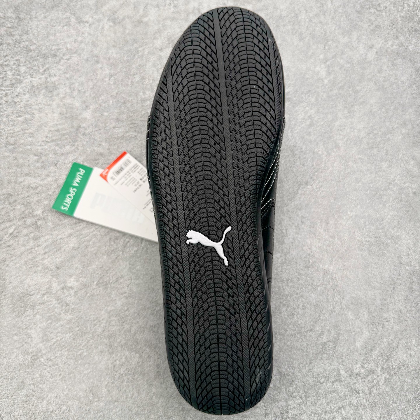 图片[9]-＃KZ纯原 Noafterno x PUMA Speedcat 彪马联名系列情侣薄底赛车德训双鞋带舒适百搭生活休闲鞋 口碑大厂出品 品控大底版型不断改良更新 全套原纸板楦头开发 确保原汁原味 完美呈现版型 一比一鞋头弧度高度鞋身弧度 独家私模原厂航空铝磨具打磨大底 鞋头坡度极致还原 无解鞋型 原盒原配 圈内天花板工艺 原厂玻璃冲刀 超高清洁度 全鞋零毛边皮料切割 原厂中底布 鞋款从80、90年代赛车手所穿的防火赛车鞋为原型，鞋身线条模仿了赛车的流线廓形，体现了空气动力学原理的结构。简约流畅的外观，恰好又和贯穿其中的Formstrip Logo融合恰到好处，视觉上细节丰富且协调。本次Speedcat OG鞋款归来，最大看点自然式保留了窄版鞋型以及薄底构造。这两年各品牌鞋底越做越厚，Speedcat反其道而行之，上脚几乎无鞋底的效果带来耳目一新的视觉体验。鞋面依旧是以质感细腻的麂皮材质打造，并且大面积近乎全包裹的使用，复古味道也愈发浓烈。配色上更是将最原始的黑色和红色带回，向F1赛车队的标志性队服致敬。相信让各位一眼种草的更多是出挑的大红色，上脚即可瞬间点亮整体造型，在以球鞋为核心的OOTD中脱颖而出。而另一款黑色则是低调的万金油，彰显新潮个性的同时又不喧宾夺主，也是热爱简约系穿搭朋友的首选。 尺码：35.5 36 37 37.5 38 38.5 39 40 40.5 41 42 42.5 43 44 44.5 45 46-选品中心