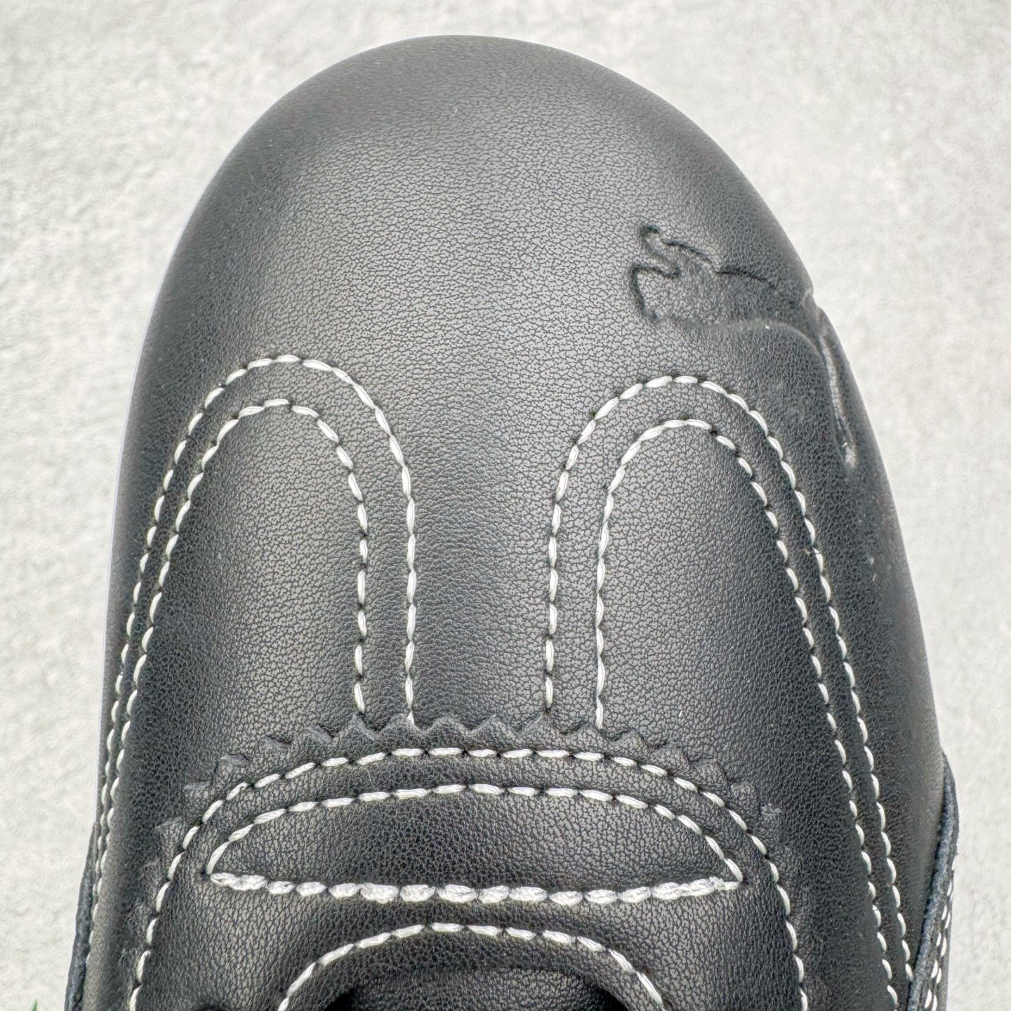 图片[15]-＃KZ纯原 Noafterno x PUMA Speedcat 彪马联名系列情侣薄底赛车德训双鞋带舒适百搭生活休闲鞋 口碑大厂出品 品控大底版型不断改良更新 全套原纸板楦头开发 确保原汁原味 完美呈现版型 一比一鞋头弧度高度鞋身弧度 独家私模原厂航空铝磨具打磨大底 鞋头坡度极致还原 无解鞋型 原盒原配 圈内天花板工艺 原厂玻璃冲刀 超高清洁度 全鞋零毛边皮料切割 原厂中底布 鞋款从80、90年代赛车手所穿的防火赛车鞋为原型，鞋身线条模仿了赛车的流线廓形，体现了空气动力学原理的结构。简约流畅的外观，恰好又和贯穿其中的Formstrip Logo融合恰到好处，视觉上细节丰富且协调。本次Speedcat OG鞋款归来，最大看点自然式保留了窄版鞋型以及薄底构造。这两年各品牌鞋底越做越厚，Speedcat反其道而行之，上脚几乎无鞋底的效果带来耳目一新的视觉体验。鞋面依旧是以质感细腻的麂皮材质打造，并且大面积近乎全包裹的使用，复古味道也愈发浓烈。配色上更是将最原始的黑色和红色带回，向F1赛车队的标志性队服致敬。相信让各位一眼种草的更多是出挑的大红色，上脚即可瞬间点亮整体造型，在以球鞋为核心的OOTD中脱颖而出。而另一款黑色则是低调的万金油，彰显新潮个性的同时又不喧宾夺主，也是热爱简约系穿搭朋友的首选。 尺码：35.5 36 37 37.5 38 38.5 39 40 40.5 41 42 42.5 43 44 44.5 45 46-选品中心