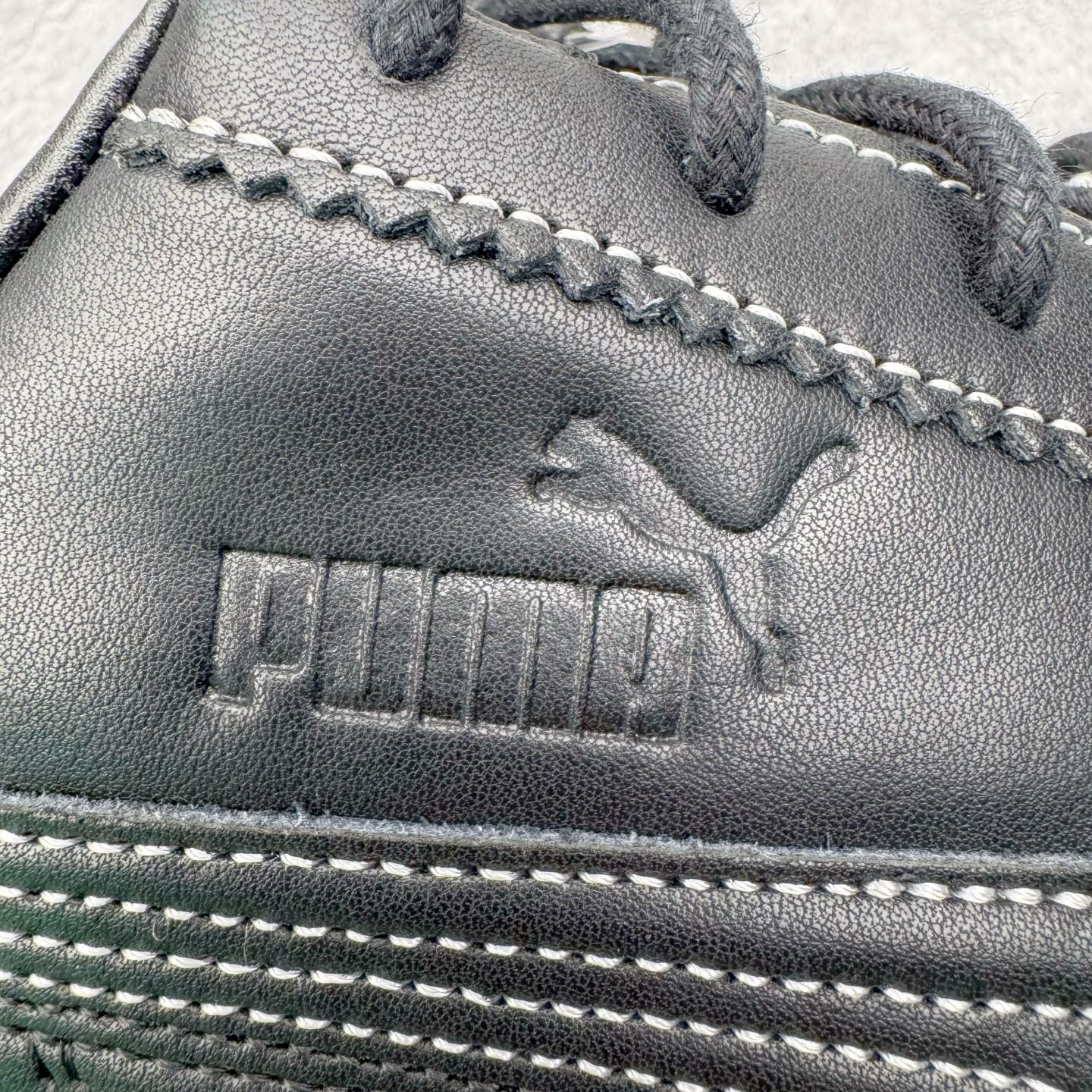 图片[18]-＃KZ纯原 Noafterno x PUMA Speedcat 彪马联名系列情侣薄底赛车德训双鞋带舒适百搭生活休闲鞋 口碑大厂出品 品控大底版型不断改良更新 全套原纸板楦头开发 确保原汁原味 完美呈现版型 一比一鞋头弧度高度鞋身弧度 独家私模原厂航空铝磨具打磨大底 鞋头坡度极致还原 无解鞋型 原盒原配 圈内天花板工艺 原厂玻璃冲刀 超高清洁度 全鞋零毛边皮料切割 原厂中底布 鞋款从80、90年代赛车手所穿的防火赛车鞋为原型，鞋身线条模仿了赛车的流线廓形，体现了空气动力学原理的结构。简约流畅的外观，恰好又和贯穿其中的Formstrip Logo融合恰到好处，视觉上细节丰富且协调。本次Speedcat OG鞋款归来，最大看点自然式保留了窄版鞋型以及薄底构造。这两年各品牌鞋底越做越厚，Speedcat反其道而行之，上脚几乎无鞋底的效果带来耳目一新的视觉体验。鞋面依旧是以质感细腻的麂皮材质打造，并且大面积近乎全包裹的使用，复古味道也愈发浓烈。配色上更是将最原始的黑色和红色带回，向F1赛车队的标志性队服致敬。相信让各位一眼种草的更多是出挑的大红色，上脚即可瞬间点亮整体造型，在以球鞋为核心的OOTD中脱颖而出。而另一款黑色则是低调的万金油，彰显新潮个性的同时又不喧宾夺主，也是热爱简约系穿搭朋友的首选。 尺码：35.5 36 37 37.5 38 38.5 39 40 40.5 41 42 42.5 43 44 44.5 45 46-选品中心