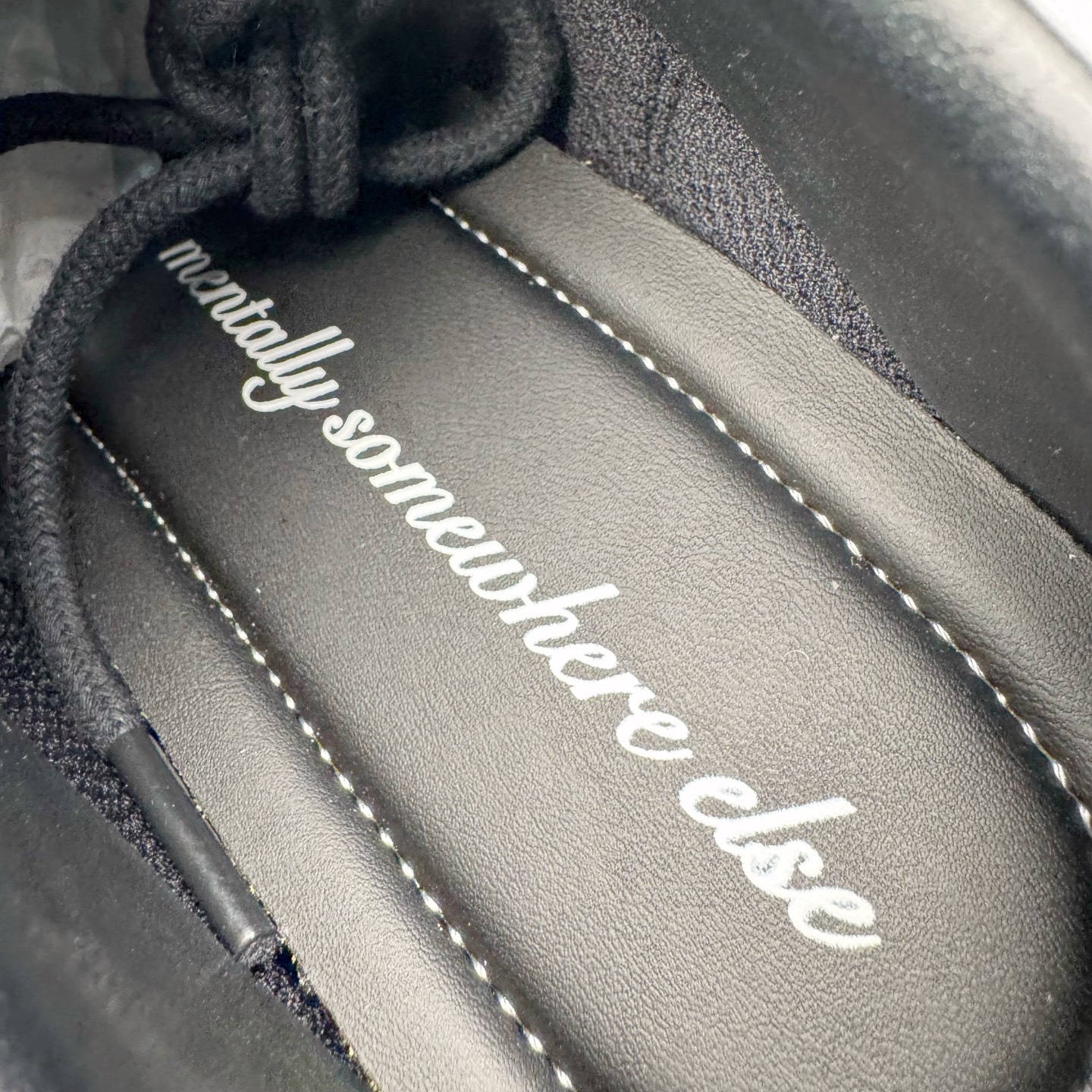 图片[11]-＃KZ纯原 Noafterno x PUMA Speedcat 彪马联名系列情侣薄底赛车德训双鞋带舒适百搭生活休闲鞋 口碑大厂出品 品控大底版型不断改良更新 全套原纸板楦头开发 确保原汁原味 完美呈现版型 一比一鞋头弧度高度鞋身弧度 独家私模原厂航空铝磨具打磨大底 鞋头坡度极致还原 无解鞋型 原盒原配 圈内天花板工艺 原厂玻璃冲刀 超高清洁度 全鞋零毛边皮料切割 原厂中底布 鞋款从80、90年代赛车手所穿的防火赛车鞋为原型，鞋身线条模仿了赛车的流线廓形，体现了空气动力学原理的结构。简约流畅的外观，恰好又和贯穿其中的Formstrip Logo融合恰到好处，视觉上细节丰富且协调。本次Speedcat OG鞋款归来，最大看点自然式保留了窄版鞋型以及薄底构造。这两年各品牌鞋底越做越厚，Speedcat反其道而行之，上脚几乎无鞋底的效果带来耳目一新的视觉体验。鞋面依旧是以质感细腻的麂皮材质打造，并且大面积近乎全包裹的使用，复古味道也愈发浓烈。配色上更是将最原始的黑色和红色带回，向F1赛车队的标志性队服致敬。相信让各位一眼种草的更多是出挑的大红色，上脚即可瞬间点亮整体造型，在以球鞋为核心的OOTD中脱颖而出。而另一款黑色则是低调的万金油，彰显新潮个性的同时又不喧宾夺主，也是热爱简约系穿搭朋友的首选。 尺码：35.5 36 37 37.5 38 38.5 39 40 40.5 41 42 42.5 43 44 44.5 45 46-选品中心