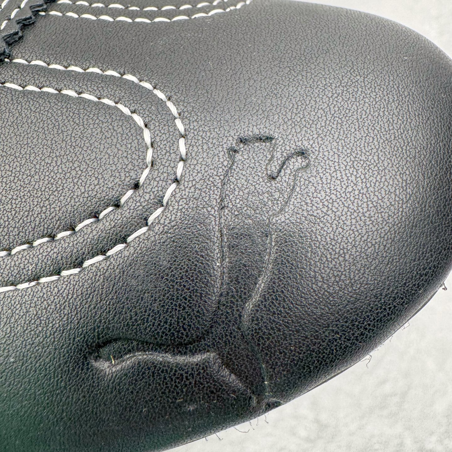 图片[14]-＃KZ纯原 Noafterno x PUMA Speedcat 彪马联名系列情侣薄底赛车德训双鞋带舒适百搭生活休闲鞋 口碑大厂出品 品控大底版型不断改良更新 全套原纸板楦头开发 确保原汁原味 完美呈现版型 一比一鞋头弧度高度鞋身弧度 独家私模原厂航空铝磨具打磨大底 鞋头坡度极致还原 无解鞋型 原盒原配 圈内天花板工艺 原厂玻璃冲刀 超高清洁度 全鞋零毛边皮料切割 原厂中底布 鞋款从80、90年代赛车手所穿的防火赛车鞋为原型，鞋身线条模仿了赛车的流线廓形，体现了空气动力学原理的结构。简约流畅的外观，恰好又和贯穿其中的Formstrip Logo融合恰到好处，视觉上细节丰富且协调。本次Speedcat OG鞋款归来，最大看点自然式保留了窄版鞋型以及薄底构造。这两年各品牌鞋底越做越厚，Speedcat反其道而行之，上脚几乎无鞋底的效果带来耳目一新的视觉体验。鞋面依旧是以质感细腻的麂皮材质打造，并且大面积近乎全包裹的使用，复古味道也愈发浓烈。配色上更是将最原始的黑色和红色带回，向F1赛车队的标志性队服致敬。相信让各位一眼种草的更多是出挑的大红色，上脚即可瞬间点亮整体造型，在以球鞋为核心的OOTD中脱颖而出。而另一款黑色则是低调的万金油，彰显新潮个性的同时又不喧宾夺主，也是热爱简约系穿搭朋友的首选。 尺码：35.5 36 37 37.5 38 38.5 39 40 40.5 41 42 42.5 43 44 44.5 45 46-选品中心