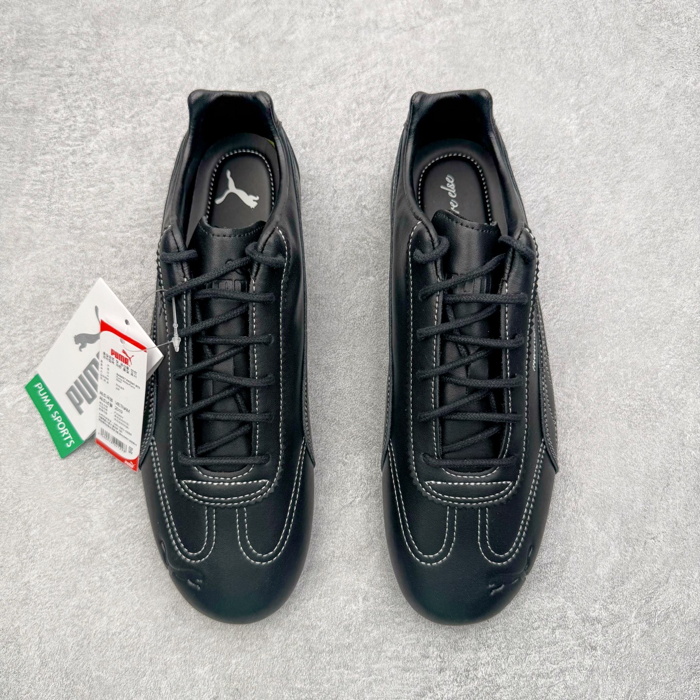 图片[2]-＃KZ纯原 Noafterno x PUMA Speedcat 彪马联名系列情侣薄底赛车德训双鞋带舒适百搭生活休闲鞋 口碑大厂出品 品控大底版型不断改良更新 全套原纸板楦头开发 确保原汁原味 完美呈现版型 一比一鞋头弧度高度鞋身弧度 独家私模原厂航空铝磨具打磨大底 鞋头坡度极致还原 无解鞋型 原盒原配 圈内天花板工艺 原厂玻璃冲刀 超高清洁度 全鞋零毛边皮料切割 原厂中底布 鞋款从80、90年代赛车手所穿的防火赛车鞋为原型，鞋身线条模仿了赛车的流线廓形，体现了空气动力学原理的结构。简约流畅的外观，恰好又和贯穿其中的Formstrip Logo融合恰到好处，视觉上细节丰富且协调。本次Speedcat OG鞋款归来，最大看点自然式保留了窄版鞋型以及薄底构造。这两年各品牌鞋底越做越厚，Speedcat反其道而行之，上脚几乎无鞋底的效果带来耳目一新的视觉体验。鞋面依旧是以质感细腻的麂皮材质打造，并且大面积近乎全包裹的使用，复古味道也愈发浓烈。配色上更是将最原始的黑色和红色带回，向F1赛车队的标志性队服致敬。相信让各位一眼种草的更多是出挑的大红色，上脚即可瞬间点亮整体造型，在以球鞋为核心的OOTD中脱颖而出。而另一款黑色则是低调的万金油，彰显新潮个性的同时又不喧宾夺主，也是热爱简约系穿搭朋友的首选。 尺码：35.5 36 37 37.5 38 38.5 39 40 40.5 41 42 42.5 43 44 44.5 45 46-选品中心