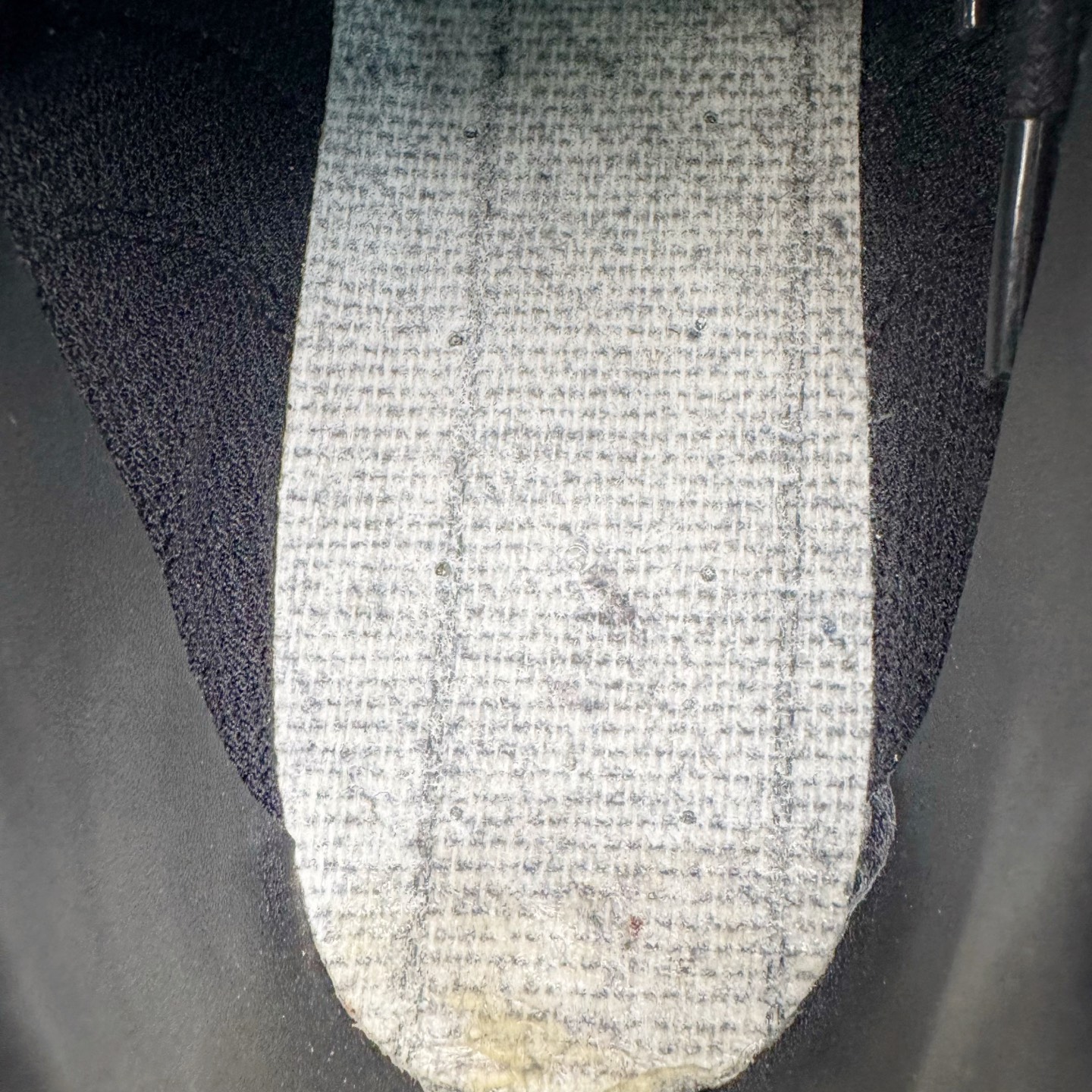 图片[10]-＃KZ纯原 Noafterno x PUMA Speedcat 彪马联名系列情侣薄底赛车德训双鞋带舒适百搭生活休闲鞋 口碑大厂出品 品控大底版型不断改良更新 全套原纸板楦头开发 确保原汁原味 完美呈现版型 一比一鞋头弧度高度鞋身弧度 独家私模原厂航空铝磨具打磨大底 鞋头坡度极致还原 无解鞋型 原盒原配 圈内天花板工艺 原厂玻璃冲刀 超高清洁度 全鞋零毛边皮料切割 原厂中底布 鞋款从80、90年代赛车手所穿的防火赛车鞋为原型，鞋身线条模仿了赛车的流线廓形，体现了空气动力学原理的结构。简约流畅的外观，恰好又和贯穿其中的Formstrip Logo融合恰到好处，视觉上细节丰富且协调。本次Speedcat OG鞋款归来，最大看点自然式保留了窄版鞋型以及薄底构造。这两年各品牌鞋底越做越厚，Speedcat反其道而行之，上脚几乎无鞋底的效果带来耳目一新的视觉体验。鞋面依旧是以质感细腻的麂皮材质打造，并且大面积近乎全包裹的使用，复古味道也愈发浓烈。配色上更是将最原始的黑色和红色带回，向F1赛车队的标志性队服致敬。相信让各位一眼种草的更多是出挑的大红色，上脚即可瞬间点亮整体造型，在以球鞋为核心的OOTD中脱颖而出。而另一款黑色则是低调的万金油，彰显新潮个性的同时又不喧宾夺主，也是热爱简约系穿搭朋友的首选。 尺码：35.5 36 37 37.5 38 38.5 39 40 40.5 41 42 42.5 43 44 44.5 45 46-选品中心