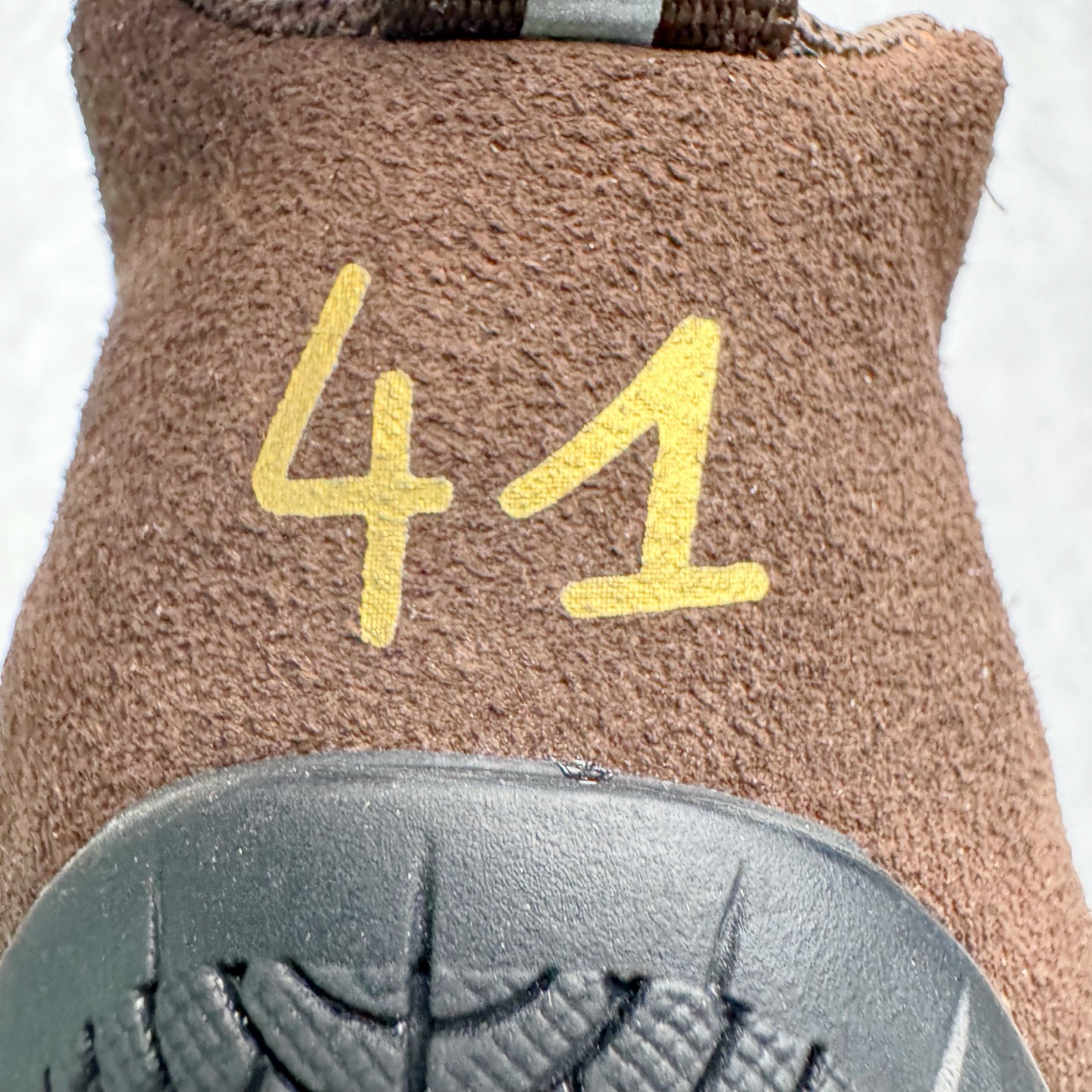 图片[10]-＃KZ纯原 Balenciaga x PUMA/彪马 Speedcat 巴黎世家联名系列薄底鞋牛皮圆头做旧磨损低帮生活休闲鞋 男女同款 口碑大厂出品 品控大底版型不断改良更新 全套原纸板楦头开发 确保原汁原味 完美呈现版型 一比一鞋头弧度高度鞋身弧度 独家私模原厂航空铝磨具打磨大底 鞋头坡度极致还原 无解鞋型 原盒原配 圈内天花板工艺 原厂玻璃冲刀 超高清洁度 全鞋零毛边皮料切割 选用了近两年人气极高的 “薄底鞋” PUMA Speedcat 为蓝本，带来了多个不同配色的联名鞋款。在色调上继承了这双赛车鞋原本的惯用方案，但鞋身侧面标志性的 PUMA Formstrip 标志则采用了 “破坏做旧” 的手法，这也是 Balenciaga 鞋款极为常见的风格。将白色的 PUMA Formstrip 撕掉了一大半，这极为 “粗暴” 的处理方式，在街头绝对有着十足的回头率。鞋头的 PUMA Logo 得以保留，烫金的 BALENCIAGA 字样则表明了它的联名身份，后跟则是鞋款的尺码，这也是 Balenciaga 鞋款的家族习惯。实拍调校N版已经零色差零失真 百分百还原实物色彩所见即所得 不存在货不对板色差等低级问题 选购参考实物拍摄 不混卖不参货 只用心做好货严格选品 承诺混一赔十 尺码：35.5 36 36.5 37.5 38 38.5 39 40 40.5 41 42 42.5 43 44 44.5 45 46-选品中心