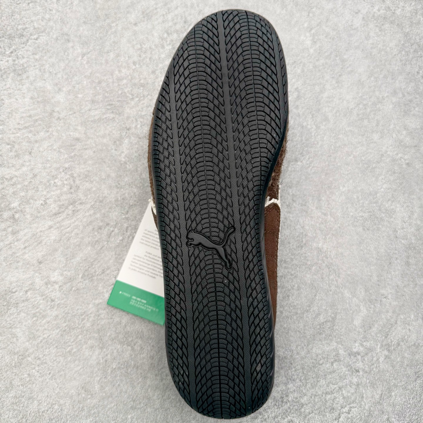 图片[9]-＃KZ纯原 Balenciaga x PUMA/彪马 Speedcat 巴黎世家联名系列薄底鞋牛皮圆头做旧磨损低帮生活休闲鞋 男女同款 口碑大厂出品 品控大底版型不断改良更新 全套原纸板楦头开发 确保原汁原味 完美呈现版型 一比一鞋头弧度高度鞋身弧度 独家私模原厂航空铝磨具打磨大底 鞋头坡度极致还原 无解鞋型 原盒原配 圈内天花板工艺 原厂玻璃冲刀 超高清洁度 全鞋零毛边皮料切割 选用了近两年人气极高的 “薄底鞋” PUMA Speedcat 为蓝本，带来了多个不同配色的联名鞋款。在色调上继承了这双赛车鞋原本的惯用方案，但鞋身侧面标志性的 PUMA Formstrip 标志则采用了 “破坏做旧” 的手法，这也是 Balenciaga 鞋款极为常见的风格。将白色的 PUMA Formstrip 撕掉了一大半，这极为 “粗暴” 的处理方式，在街头绝对有着十足的回头率。鞋头的 PUMA Logo 得以保留，烫金的 BALENCIAGA 字样则表明了它的联名身份，后跟则是鞋款的尺码，这也是 Balenciaga 鞋款的家族习惯。实拍调校N版已经零色差零失真 百分百还原实物色彩所见即所得 不存在货不对板色差等低级问题 选购参考实物拍摄 不混卖不参货 只用心做好货严格选品 承诺混一赔十 尺码：35.5 36 36.5 37.5 38 38.5 39 40 40.5 41 42 42.5 43 44 44.5 45 46-选品中心