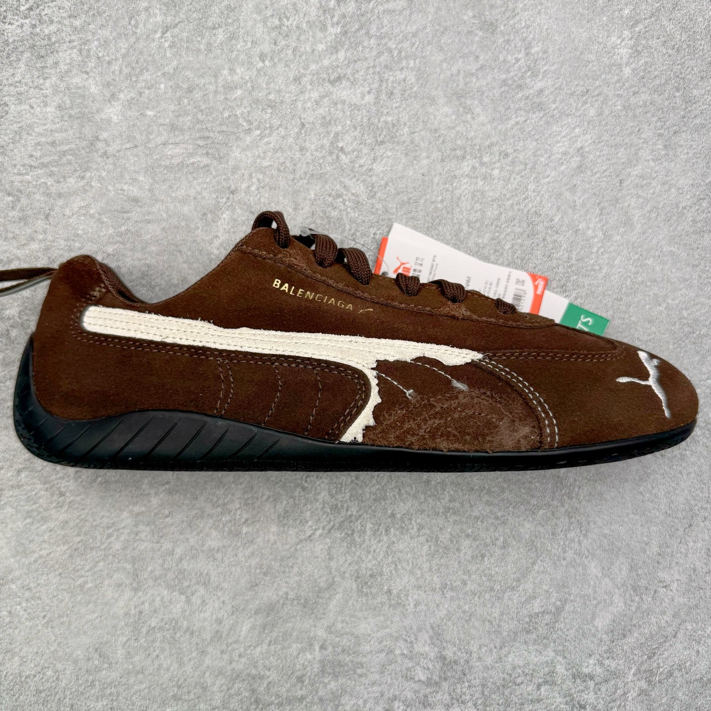 ＃KZ纯原 Balenciaga x PUMA/彪马 Speedcat 巴黎世家联名系列薄底鞋牛皮圆头做旧磨损低帮生活休闲鞋 男女同款 口碑大厂出品 品控大底版型不断改良更新 全套原纸板楦头开发 确保原汁原味 完美呈现版型 一比一鞋头弧度高度鞋身弧度 独家私模原厂航空铝磨具打磨大底 鞋头坡度极致还原 无解鞋型 原盒原配 圈内天花板工艺 原厂玻璃冲刀 超高清洁度 全鞋零毛边皮料切割 选用了近两年人气极高的 “薄底鞋” PUMA Speedcat 为蓝本，带来了多个不同配色的联名鞋款。在色调上继承了这双赛车鞋原本的惯用方案，但鞋身侧面标志性的 PUMA Formstrip 标志则采用了 “破坏做旧” 的手法，这也是 Balenciaga 鞋款极为常见的风格。将白色的 PUMA Formstrip 撕掉了一大半，这极为 “粗暴” 的处理方式，在街头绝对有着十足的回头率。鞋头的 PUMA Logo 得以保留，烫金的 BALENCIAGA 字样则表明了它的联名身份，后跟则是鞋款的尺码，这也是 Balenciaga 鞋款的家族习惯。实拍调校N版已经零色差零失真 百分百还原实物色彩所见即所得 不存在货不对板色差等低级问题 选购参考实物拍摄 不混卖不参货 只用心做好货严格选品 承诺混一赔十 尺码：35.5 36 36.5 37.5 38 38.5 39 40 40.5 41 42 42.5 43 44 44.5 45 46-选品中心
