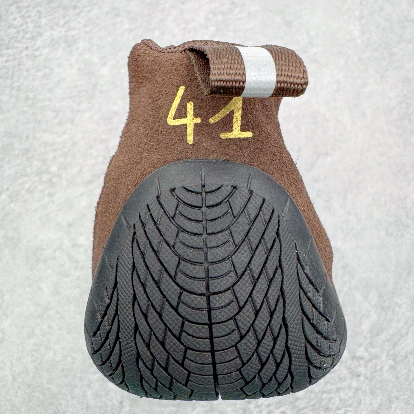 图片[8]-＃KZ纯原 Balenciaga x PUMA/彪马 Speedcat 巴黎世家联名系列薄底鞋牛皮圆头做旧磨损低帮生活休闲鞋 男女同款 口碑大厂出品 品控大底版型不断改良更新 全套原纸板楦头开发 确保原汁原味 完美呈现版型 一比一鞋头弧度高度鞋身弧度 独家私模原厂航空铝磨具打磨大底 鞋头坡度极致还原 无解鞋型 原盒原配 圈内天花板工艺 原厂玻璃冲刀 超高清洁度 全鞋零毛边皮料切割 选用了近两年人气极高的 “薄底鞋” PUMA Speedcat 为蓝本，带来了多个不同配色的联名鞋款。在色调上继承了这双赛车鞋原本的惯用方案，但鞋身侧面标志性的 PUMA Formstrip 标志则采用了 “破坏做旧” 的手法，这也是 Balenciaga 鞋款极为常见的风格。将白色的 PUMA Formstrip 撕掉了一大半，这极为 “粗暴” 的处理方式，在街头绝对有着十足的回头率。鞋头的 PUMA Logo 得以保留，烫金的 BALENCIAGA 字样则表明了它的联名身份，后跟则是鞋款的尺码，这也是 Balenciaga 鞋款的家族习惯。实拍调校N版已经零色差零失真 百分百还原实物色彩所见即所得 不存在货不对板色差等低级问题 选购参考实物拍摄 不混卖不参货 只用心做好货严格选品 承诺混一赔十 尺码：35.5 36 36.5 37.5 38 38.5 39 40 40.5 41 42 42.5 43 44 44.5 45 46-选品中心