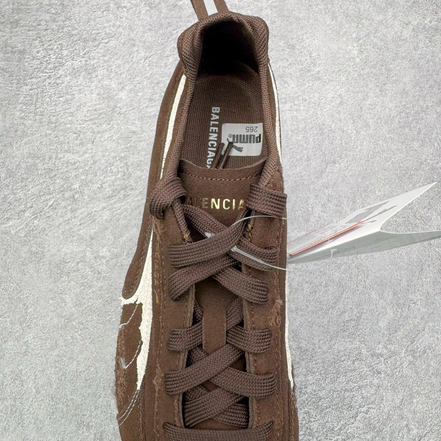 图片[5]-＃KZ纯原 Balenciaga x PUMA/彪马 Speedcat 巴黎世家联名系列薄底鞋牛皮圆头做旧磨损低帮生活休闲鞋 男女同款 口碑大厂出品 品控大底版型不断改良更新 全套原纸板楦头开发 确保原汁原味 完美呈现版型 一比一鞋头弧度高度鞋身弧度 独家私模原厂航空铝磨具打磨大底 鞋头坡度极致还原 无解鞋型 原盒原配 圈内天花板工艺 原厂玻璃冲刀 超高清洁度 全鞋零毛边皮料切割 选用了近两年人气极高的 “薄底鞋” PUMA Speedcat 为蓝本，带来了多个不同配色的联名鞋款。在色调上继承了这双赛车鞋原本的惯用方案，但鞋身侧面标志性的 PUMA Formstrip 标志则采用了 “破坏做旧” 的手法，这也是 Balenciaga 鞋款极为常见的风格。将白色的 PUMA Formstrip 撕掉了一大半，这极为 “粗暴” 的处理方式，在街头绝对有着十足的回头率。鞋头的 PUMA Logo 得以保留，烫金的 BALENCIAGA 字样则表明了它的联名身份，后跟则是鞋款的尺码，这也是 Balenciaga 鞋款的家族习惯。实拍调校N版已经零色差零失真 百分百还原实物色彩所见即所得 不存在货不对板色差等低级问题 选购参考实物拍摄 不混卖不参货 只用心做好货严格选品 承诺混一赔十 尺码：35.5 36 36.5 37.5 38 38.5 39 40 40.5 41 42 42.5 43 44 44.5 45 46-选品中心