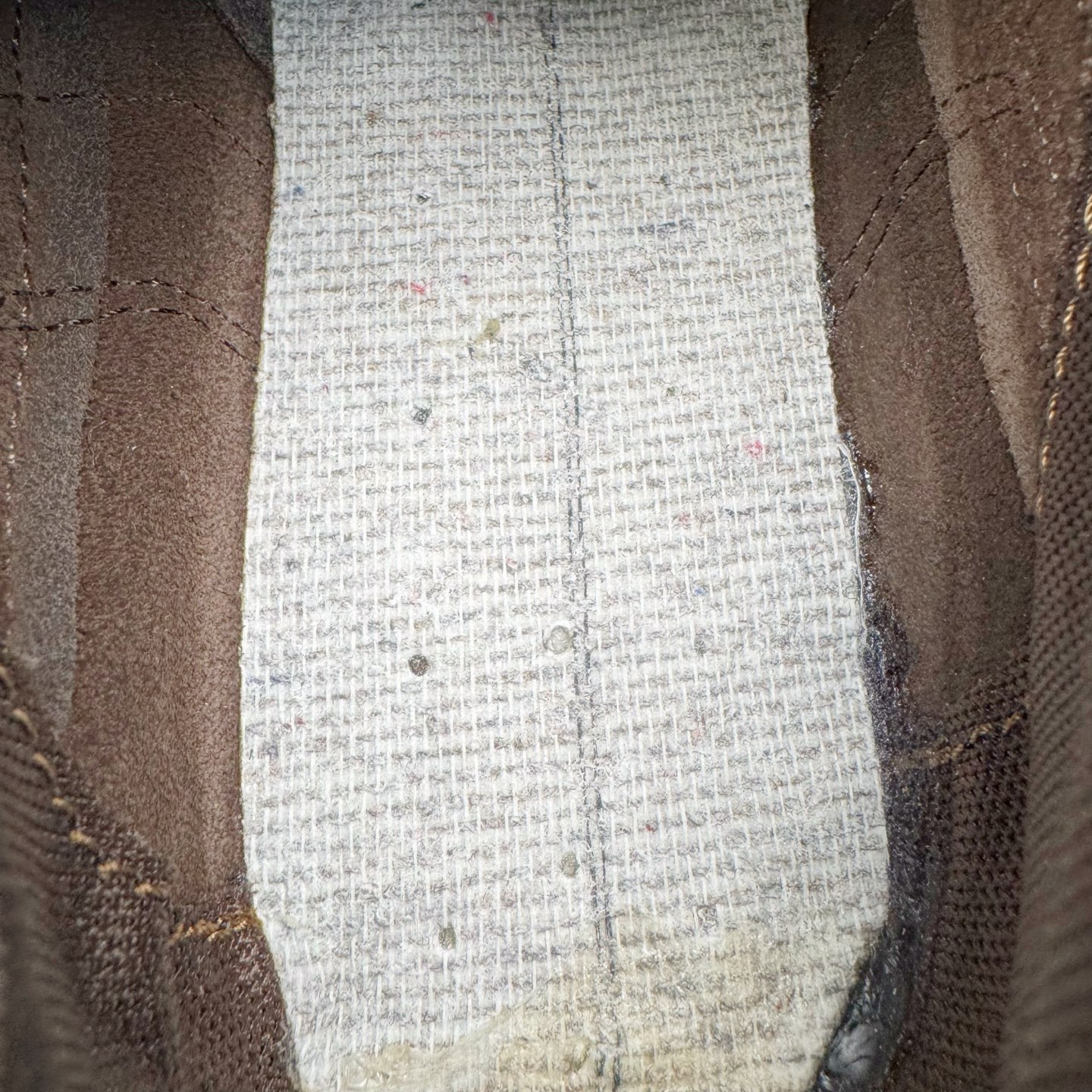 图片[17]-＃KZ纯原 Balenciaga x PUMA/彪马 Speedcat 巴黎世家联名系列薄底鞋牛皮圆头做旧磨损低帮生活休闲鞋 男女同款 口碑大厂出品 品控大底版型不断改良更新 全套原纸板楦头开发 确保原汁原味 完美呈现版型 一比一鞋头弧度高度鞋身弧度 独家私模原厂航空铝磨具打磨大底 鞋头坡度极致还原 无解鞋型 原盒原配 圈内天花板工艺 原厂玻璃冲刀 超高清洁度 全鞋零毛边皮料切割 选用了近两年人气极高的 “薄底鞋” PUMA Speedcat 为蓝本，带来了多个不同配色的联名鞋款。在色调上继承了这双赛车鞋原本的惯用方案，但鞋身侧面标志性的 PUMA Formstrip 标志则采用了 “破坏做旧” 的手法，这也是 Balenciaga 鞋款极为常见的风格。将白色的 PUMA Formstrip 撕掉了一大半，这极为 “粗暴” 的处理方式，在街头绝对有着十足的回头率。鞋头的 PUMA Logo 得以保留，烫金的 BALENCIAGA 字样则表明了它的联名身份，后跟则是鞋款的尺码，这也是 Balenciaga 鞋款的家族习惯。实拍调校N版已经零色差零失真 百分百还原实物色彩所见即所得 不存在货不对板色差等低级问题 选购参考实物拍摄 不混卖不参货 只用心做好货严格选品 承诺混一赔十 尺码：35.5 36 36.5 37.5 38 38.5 39 40 40.5 41 42 42.5 43 44 44.5 45 46-选品中心