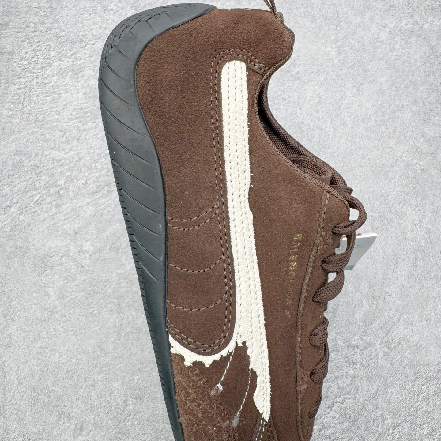 图片[6]-＃KZ纯原 Balenciaga x PUMA/彪马 Speedcat 巴黎世家联名系列薄底鞋牛皮圆头做旧磨损低帮生活休闲鞋 男女同款 口碑大厂出品 品控大底版型不断改良更新 全套原纸板楦头开发 确保原汁原味 完美呈现版型 一比一鞋头弧度高度鞋身弧度 独家私模原厂航空铝磨具打磨大底 鞋头坡度极致还原 无解鞋型 原盒原配 圈内天花板工艺 原厂玻璃冲刀 超高清洁度 全鞋零毛边皮料切割 选用了近两年人气极高的 “薄底鞋” PUMA Speedcat 为蓝本，带来了多个不同配色的联名鞋款。在色调上继承了这双赛车鞋原本的惯用方案，但鞋身侧面标志性的 PUMA Formstrip 标志则采用了 “破坏做旧” 的手法，这也是 Balenciaga 鞋款极为常见的风格。将白色的 PUMA Formstrip 撕掉了一大半，这极为 “粗暴” 的处理方式，在街头绝对有着十足的回头率。鞋头的 PUMA Logo 得以保留，烫金的 BALENCIAGA 字样则表明了它的联名身份，后跟则是鞋款的尺码，这也是 Balenciaga 鞋款的家族习惯。实拍调校N版已经零色差零失真 百分百还原实物色彩所见即所得 不存在货不对板色差等低级问题 选购参考实物拍摄 不混卖不参货 只用心做好货严格选品 承诺混一赔十 尺码：35.5 36 36.5 37.5 38 38.5 39 40 40.5 41 42 42.5 43 44 44.5 45 46-选品中心