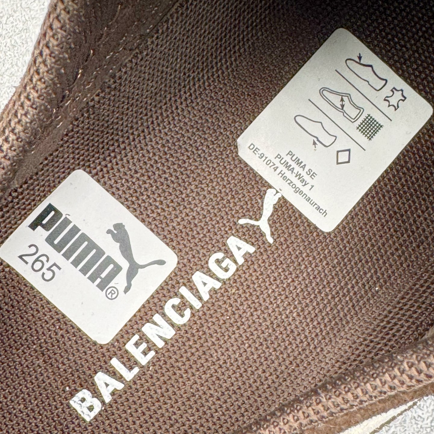 图片[18]-＃KZ纯原 Balenciaga x PUMA/彪马 Speedcat 巴黎世家联名系列薄底鞋牛皮圆头做旧磨损低帮生活休闲鞋 男女同款 口碑大厂出品 品控大底版型不断改良更新 全套原纸板楦头开发 确保原汁原味 完美呈现版型 一比一鞋头弧度高度鞋身弧度 独家私模原厂航空铝磨具打磨大底 鞋头坡度极致还原 无解鞋型 原盒原配 圈内天花板工艺 原厂玻璃冲刀 超高清洁度 全鞋零毛边皮料切割 选用了近两年人气极高的 “薄底鞋” PUMA Speedcat 为蓝本，带来了多个不同配色的联名鞋款。在色调上继承了这双赛车鞋原本的惯用方案，但鞋身侧面标志性的 PUMA Formstrip 标志则采用了 “破坏做旧” 的手法，这也是 Balenciaga 鞋款极为常见的风格。将白色的 PUMA Formstrip 撕掉了一大半，这极为 “粗暴” 的处理方式，在街头绝对有着十足的回头率。鞋头的 PUMA Logo 得以保留，烫金的 BALENCIAGA 字样则表明了它的联名身份，后跟则是鞋款的尺码，这也是 Balenciaga 鞋款的家族习惯。实拍调校N版已经零色差零失真 百分百还原实物色彩所见即所得 不存在货不对板色差等低级问题 选购参考实物拍摄 不混卖不参货 只用心做好货严格选品 承诺混一赔十 尺码：35.5 36 36.5 37.5 38 38.5 39 40 40.5 41 42 42.5 43 44 44.5 45 46-选品中心