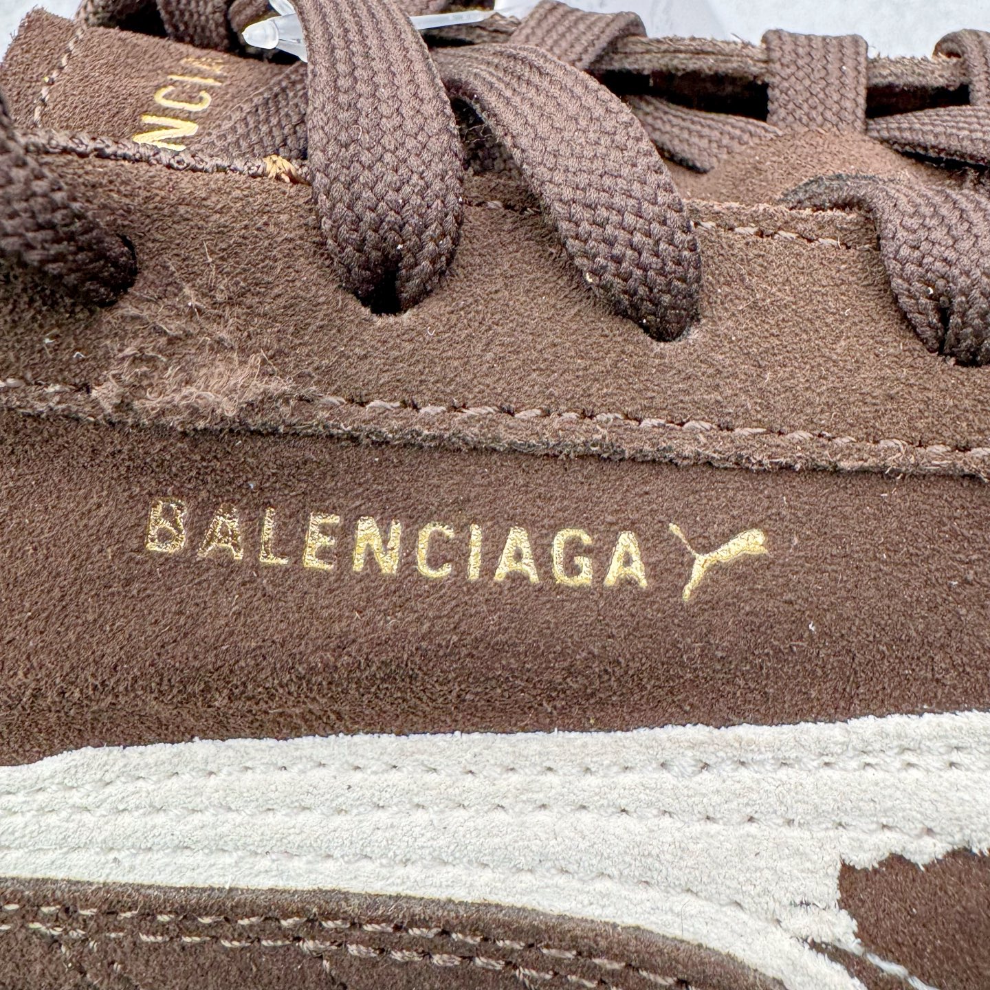 图片[14]-＃KZ纯原 Balenciaga x PUMA/彪马 Speedcat 巴黎世家联名系列薄底鞋牛皮圆头做旧磨损低帮生活休闲鞋 男女同款 口碑大厂出品 品控大底版型不断改良更新 全套原纸板楦头开发 确保原汁原味 完美呈现版型 一比一鞋头弧度高度鞋身弧度 独家私模原厂航空铝磨具打磨大底 鞋头坡度极致还原 无解鞋型 原盒原配 圈内天花板工艺 原厂玻璃冲刀 超高清洁度 全鞋零毛边皮料切割 选用了近两年人气极高的 “薄底鞋” PUMA Speedcat 为蓝本，带来了多个不同配色的联名鞋款。在色调上继承了这双赛车鞋原本的惯用方案，但鞋身侧面标志性的 PUMA Formstrip 标志则采用了 “破坏做旧” 的手法，这也是 Balenciaga 鞋款极为常见的风格。将白色的 PUMA Formstrip 撕掉了一大半，这极为 “粗暴” 的处理方式，在街头绝对有着十足的回头率。鞋头的 PUMA Logo 得以保留，烫金的 BALENCIAGA 字样则表明了它的联名身份，后跟则是鞋款的尺码，这也是 Balenciaga 鞋款的家族习惯。实拍调校N版已经零色差零失真 百分百还原实物色彩所见即所得 不存在货不对板色差等低级问题 选购参考实物拍摄 不混卖不参货 只用心做好货严格选品 承诺混一赔十 尺码：35.5 36 36.5 37.5 38 38.5 39 40 40.5 41 42 42.5 43 44 44.5 45 46-选品中心