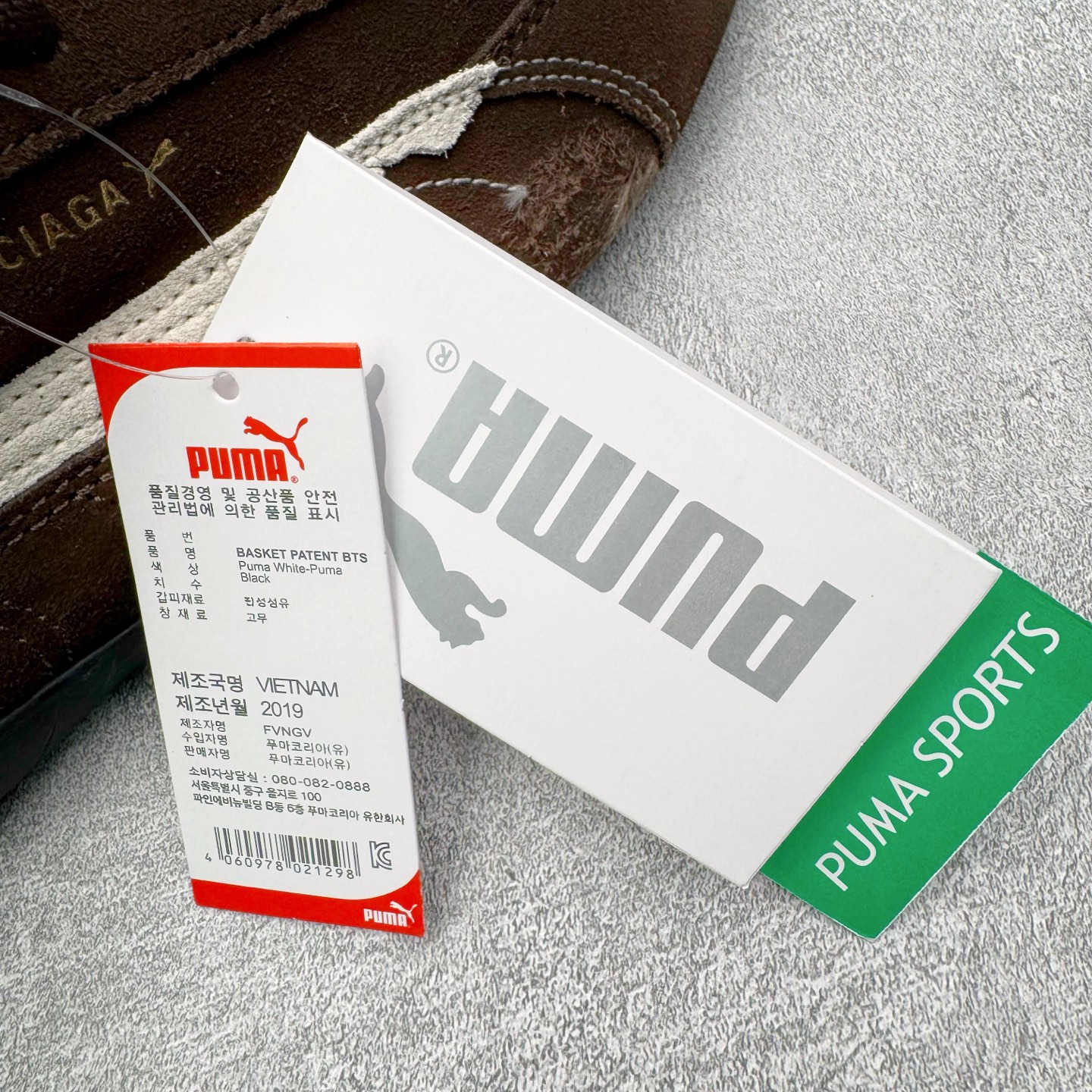 图片[16]-＃KZ纯原 Balenciaga x PUMA/彪马 Speedcat 巴黎世家联名系列薄底鞋牛皮圆头做旧磨损低帮生活休闲鞋 男女同款 口碑大厂出品 品控大底版型不断改良更新 全套原纸板楦头开发 确保原汁原味 完美呈现版型 一比一鞋头弧度高度鞋身弧度 独家私模原厂航空铝磨具打磨大底 鞋头坡度极致还原 无解鞋型 原盒原配 圈内天花板工艺 原厂玻璃冲刀 超高清洁度 全鞋零毛边皮料切割 选用了近两年人气极高的 “薄底鞋” PUMA Speedcat 为蓝本，带来了多个不同配色的联名鞋款。在色调上继承了这双赛车鞋原本的惯用方案，但鞋身侧面标志性的 PUMA Formstrip 标志则采用了 “破坏做旧” 的手法，这也是 Balenciaga 鞋款极为常见的风格。将白色的 PUMA Formstrip 撕掉了一大半，这极为 “粗暴” 的处理方式，在街头绝对有着十足的回头率。鞋头的 PUMA Logo 得以保留，烫金的 BALENCIAGA 字样则表明了它的联名身份，后跟则是鞋款的尺码，这也是 Balenciaga 鞋款的家族习惯。实拍调校N版已经零色差零失真 百分百还原实物色彩所见即所得 不存在货不对板色差等低级问题 选购参考实物拍摄 不混卖不参货 只用心做好货严格选品 承诺混一赔十 尺码：35.5 36 36.5 37.5 38 38.5 39 40 40.5 41 42 42.5 43 44 44.5 45 46-选品中心