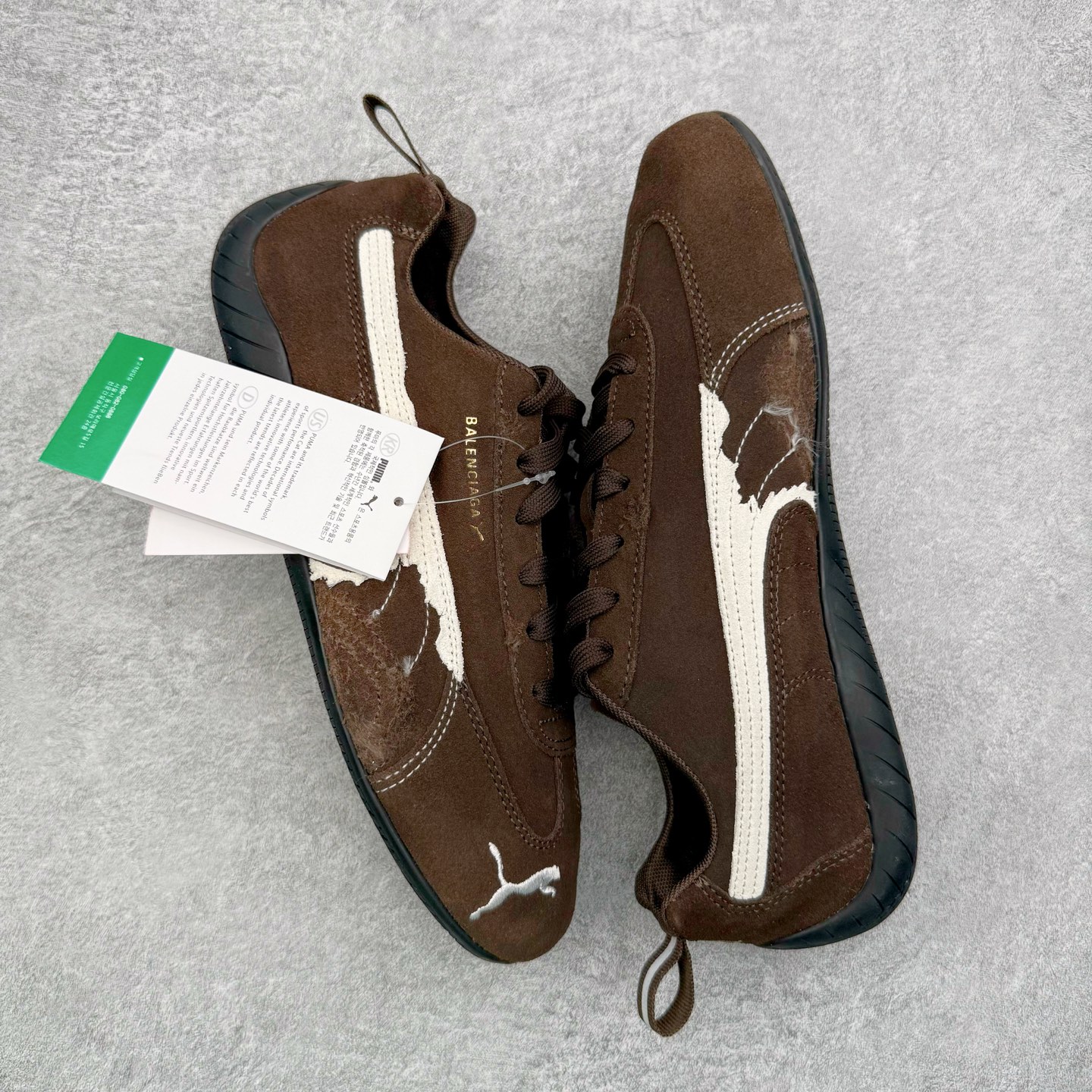 图片[3]-＃KZ纯原 Balenciaga x PUMA/彪马 Speedcat 巴黎世家联名系列薄底鞋牛皮圆头做旧磨损低帮生活休闲鞋 男女同款 口碑大厂出品 品控大底版型不断改良更新 全套原纸板楦头开发 确保原汁原味 完美呈现版型 一比一鞋头弧度高度鞋身弧度 独家私模原厂航空铝磨具打磨大底 鞋头坡度极致还原 无解鞋型 原盒原配 圈内天花板工艺 原厂玻璃冲刀 超高清洁度 全鞋零毛边皮料切割 选用了近两年人气极高的 “薄底鞋” PUMA Speedcat 为蓝本，带来了多个不同配色的联名鞋款。在色调上继承了这双赛车鞋原本的惯用方案，但鞋身侧面标志性的 PUMA Formstrip 标志则采用了 “破坏做旧” 的手法，这也是 Balenciaga 鞋款极为常见的风格。将白色的 PUMA Formstrip 撕掉了一大半，这极为 “粗暴” 的处理方式，在街头绝对有着十足的回头率。鞋头的 PUMA Logo 得以保留，烫金的 BALENCIAGA 字样则表明了它的联名身份，后跟则是鞋款的尺码，这也是 Balenciaga 鞋款的家族习惯。实拍调校N版已经零色差零失真 百分百还原实物色彩所见即所得 不存在货不对板色差等低级问题 选购参考实物拍摄 不混卖不参货 只用心做好货严格选品 承诺混一赔十 尺码：35.5 36 36.5 37.5 38 38.5 39 40 40.5 41 42 42.5 43 44 44.5 45 46-选品中心