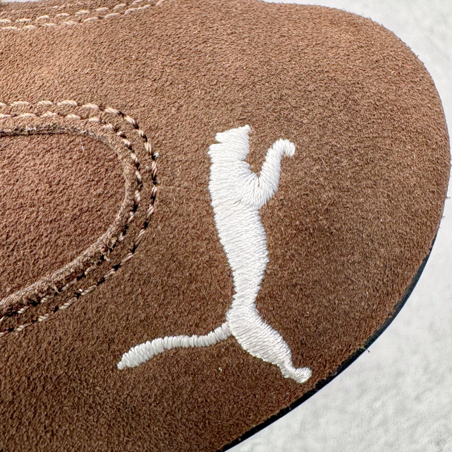 图片[12]-＃KZ纯原 Balenciaga x PUMA/彪马 Speedcat 巴黎世家联名系列薄底鞋牛皮圆头做旧磨损低帮生活休闲鞋 男女同款 口碑大厂出品 品控大底版型不断改良更新 全套原纸板楦头开发 确保原汁原味 完美呈现版型 一比一鞋头弧度高度鞋身弧度 独家私模原厂航空铝磨具打磨大底 鞋头坡度极致还原 无解鞋型 原盒原配 圈内天花板工艺 原厂玻璃冲刀 超高清洁度 全鞋零毛边皮料切割 选用了近两年人气极高的 “薄底鞋” PUMA Speedcat 为蓝本，带来了多个不同配色的联名鞋款。在色调上继承了这双赛车鞋原本的惯用方案，但鞋身侧面标志性的 PUMA Formstrip 标志则采用了 “破坏做旧” 的手法，这也是 Balenciaga 鞋款极为常见的风格。将白色的 PUMA Formstrip 撕掉了一大半，这极为 “粗暴” 的处理方式，在街头绝对有着十足的回头率。鞋头的 PUMA Logo 得以保留，烫金的 BALENCIAGA 字样则表明了它的联名身份，后跟则是鞋款的尺码，这也是 Balenciaga 鞋款的家族习惯。实拍调校N版已经零色差零失真 百分百还原实物色彩所见即所得 不存在货不对板色差等低级问题 选购参考实物拍摄 不混卖不参货 只用心做好货严格选品 承诺混一赔十 尺码：35.5 36 36.5 37.5 38 38.5 39 40 40.5 41 42 42.5 43 44 44.5 45 46-选品中心