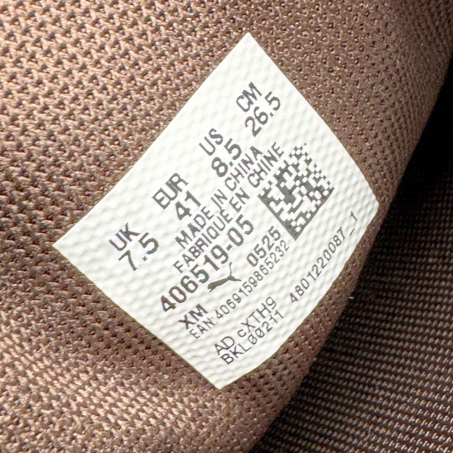 图片[19]-＃KZ纯原 Balenciaga x PUMA/彪马 Speedcat 巴黎世家联名系列薄底鞋牛皮圆头做旧磨损低帮生活休闲鞋 男女同款 口碑大厂出品 品控大底版型不断改良更新 全套原纸板楦头开发 确保原汁原味 完美呈现版型 一比一鞋头弧度高度鞋身弧度 独家私模原厂航空铝磨具打磨大底 鞋头坡度极致还原 无解鞋型 原盒原配 圈内天花板工艺 原厂玻璃冲刀 超高清洁度 全鞋零毛边皮料切割 选用了近两年人气极高的 “薄底鞋” PUMA Speedcat 为蓝本，带来了多个不同配色的联名鞋款。在色调上继承了这双赛车鞋原本的惯用方案，但鞋身侧面标志性的 PUMA Formstrip 标志则采用了 “破坏做旧” 的手法，这也是 Balenciaga 鞋款极为常见的风格。将白色的 PUMA Formstrip 撕掉了一大半，这极为 “粗暴” 的处理方式，在街头绝对有着十足的回头率。鞋头的 PUMA Logo 得以保留，烫金的 BALENCIAGA 字样则表明了它的联名身份，后跟则是鞋款的尺码，这也是 Balenciaga 鞋款的家族习惯。实拍调校N版已经零色差零失真 百分百还原实物色彩所见即所得 不存在货不对板色差等低级问题 选购参考实物拍摄 不混卖不参货 只用心做好货严格选品 承诺混一赔十 尺码：35.5 36 36.5 37.5 38 38.5 39 40 40.5 41 42 42.5 43 44 44.5 45 46-选品中心