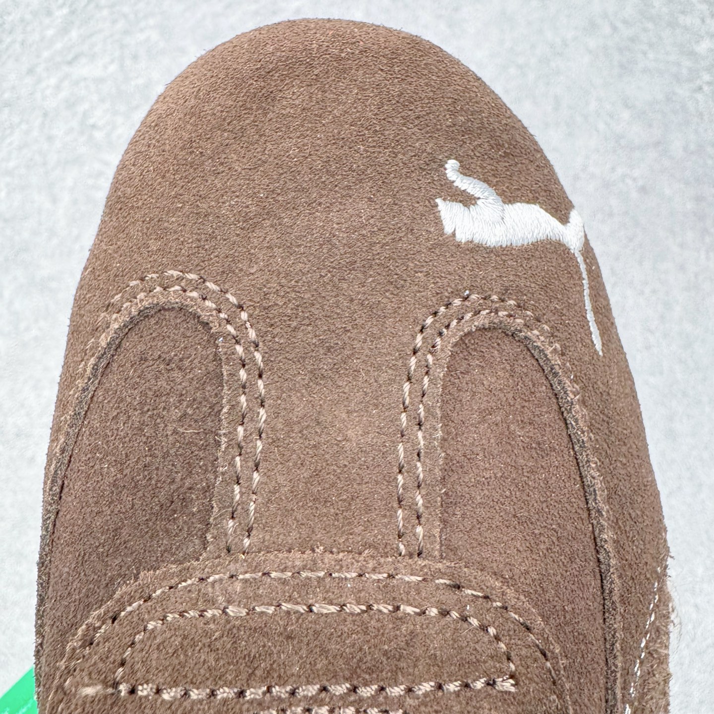 图片[11]-＃KZ纯原 Balenciaga x PUMA/彪马 Speedcat 巴黎世家联名系列薄底鞋牛皮圆头做旧磨损低帮生活休闲鞋 男女同款 口碑大厂出品 品控大底版型不断改良更新 全套原纸板楦头开发 确保原汁原味 完美呈现版型 一比一鞋头弧度高度鞋身弧度 独家私模原厂航空铝磨具打磨大底 鞋头坡度极致还原 无解鞋型 原盒原配 圈内天花板工艺 原厂玻璃冲刀 超高清洁度 全鞋零毛边皮料切割 选用了近两年人气极高的 “薄底鞋” PUMA Speedcat 为蓝本，带来了多个不同配色的联名鞋款。在色调上继承了这双赛车鞋原本的惯用方案，但鞋身侧面标志性的 PUMA Formstrip 标志则采用了 “破坏做旧” 的手法，这也是 Balenciaga 鞋款极为常见的风格。将白色的 PUMA Formstrip 撕掉了一大半，这极为 “粗暴” 的处理方式，在街头绝对有着十足的回头率。鞋头的 PUMA Logo 得以保留，烫金的 BALENCIAGA 字样则表明了它的联名身份，后跟则是鞋款的尺码，这也是 Balenciaga 鞋款的家族习惯。实拍调校N版已经零色差零失真 百分百还原实物色彩所见即所得 不存在货不对板色差等低级问题 选购参考实物拍摄 不混卖不参货 只用心做好货严格选品 承诺混一赔十 尺码：35.5 36 36.5 37.5 38 38.5 39 40 40.5 41 42 42.5 43 44 44.5 45 46-选品中心