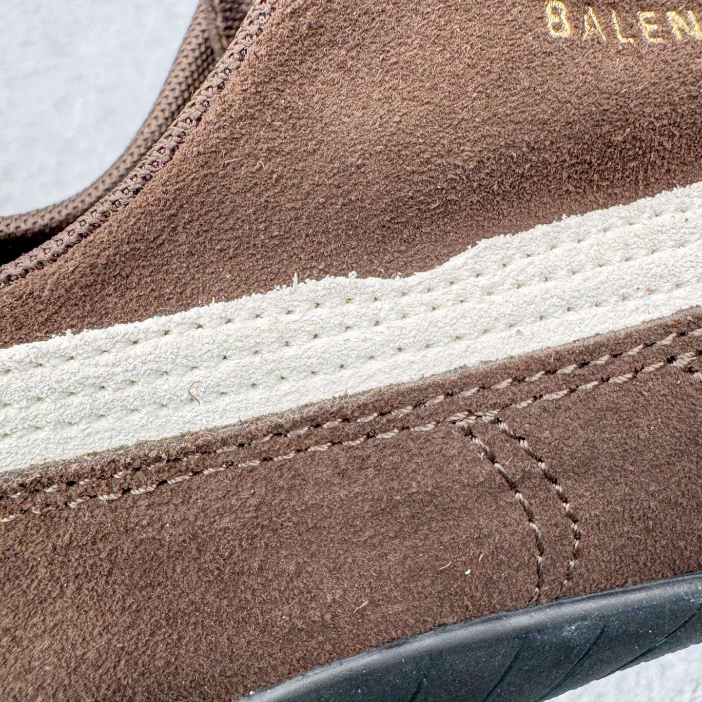 图片[13]-＃KZ纯原 Balenciaga x PUMA/彪马 Speedcat 巴黎世家联名系列薄底鞋牛皮圆头做旧磨损低帮生活休闲鞋 男女同款 口碑大厂出品 品控大底版型不断改良更新 全套原纸板楦头开发 确保原汁原味 完美呈现版型 一比一鞋头弧度高度鞋身弧度 独家私模原厂航空铝磨具打磨大底 鞋头坡度极致还原 无解鞋型 原盒原配 圈内天花板工艺 原厂玻璃冲刀 超高清洁度 全鞋零毛边皮料切割 选用了近两年人气极高的 “薄底鞋” PUMA Speedcat 为蓝本，带来了多个不同配色的联名鞋款。在色调上继承了这双赛车鞋原本的惯用方案，但鞋身侧面标志性的 PUMA Formstrip 标志则采用了 “破坏做旧” 的手法，这也是 Balenciaga 鞋款极为常见的风格。将白色的 PUMA Formstrip 撕掉了一大半，这极为 “粗暴” 的处理方式，在街头绝对有着十足的回头率。鞋头的 PUMA Logo 得以保留，烫金的 BALENCIAGA 字样则表明了它的联名身份，后跟则是鞋款的尺码，这也是 Balenciaga 鞋款的家族习惯。实拍调校N版已经零色差零失真 百分百还原实物色彩所见即所得 不存在货不对板色差等低级问题 选购参考实物拍摄 不混卖不参货 只用心做好货严格选品 承诺混一赔十 尺码：35.5 36 36.5 37.5 38 38.5 39 40 40.5 41 42 42.5 43 44 44.5 45 46-选品中心