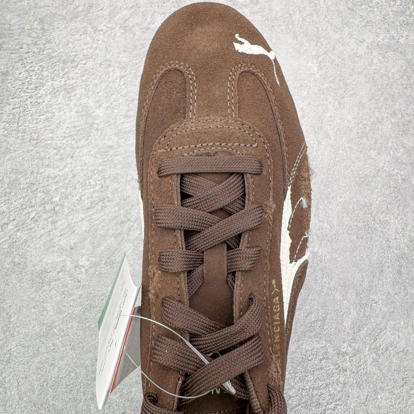 图片[4]-＃KZ纯原 Balenciaga x PUMA/彪马 Speedcat 巴黎世家联名系列薄底鞋牛皮圆头做旧磨损低帮生活休闲鞋 男女同款 口碑大厂出品 品控大底版型不断改良更新 全套原纸板楦头开发 确保原汁原味 完美呈现版型 一比一鞋头弧度高度鞋身弧度 独家私模原厂航空铝磨具打磨大底 鞋头坡度极致还原 无解鞋型 原盒原配 圈内天花板工艺 原厂玻璃冲刀 超高清洁度 全鞋零毛边皮料切割 选用了近两年人气极高的 “薄底鞋” PUMA Speedcat 为蓝本，带来了多个不同配色的联名鞋款。在色调上继承了这双赛车鞋原本的惯用方案，但鞋身侧面标志性的 PUMA Formstrip 标志则采用了 “破坏做旧” 的手法，这也是 Balenciaga 鞋款极为常见的风格。将白色的 PUMA Formstrip 撕掉了一大半，这极为 “粗暴” 的处理方式，在街头绝对有着十足的回头率。鞋头的 PUMA Logo 得以保留，烫金的 BALENCIAGA 字样则表明了它的联名身份，后跟则是鞋款的尺码，这也是 Balenciaga 鞋款的家族习惯。实拍调校N版已经零色差零失真 百分百还原实物色彩所见即所得 不存在货不对板色差等低级问题 选购参考实物拍摄 不混卖不参货 只用心做好货严格选品 承诺混一赔十 尺码：35.5 36 36.5 37.5 38 38.5 39 40 40.5 41 42 42.5 43 44 44.5 45 46-选品中心